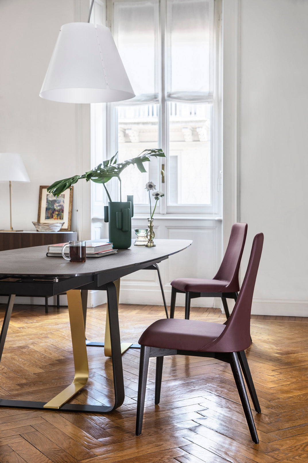 Gestoffeerde ETOILE stoel met een grafieten houten basis