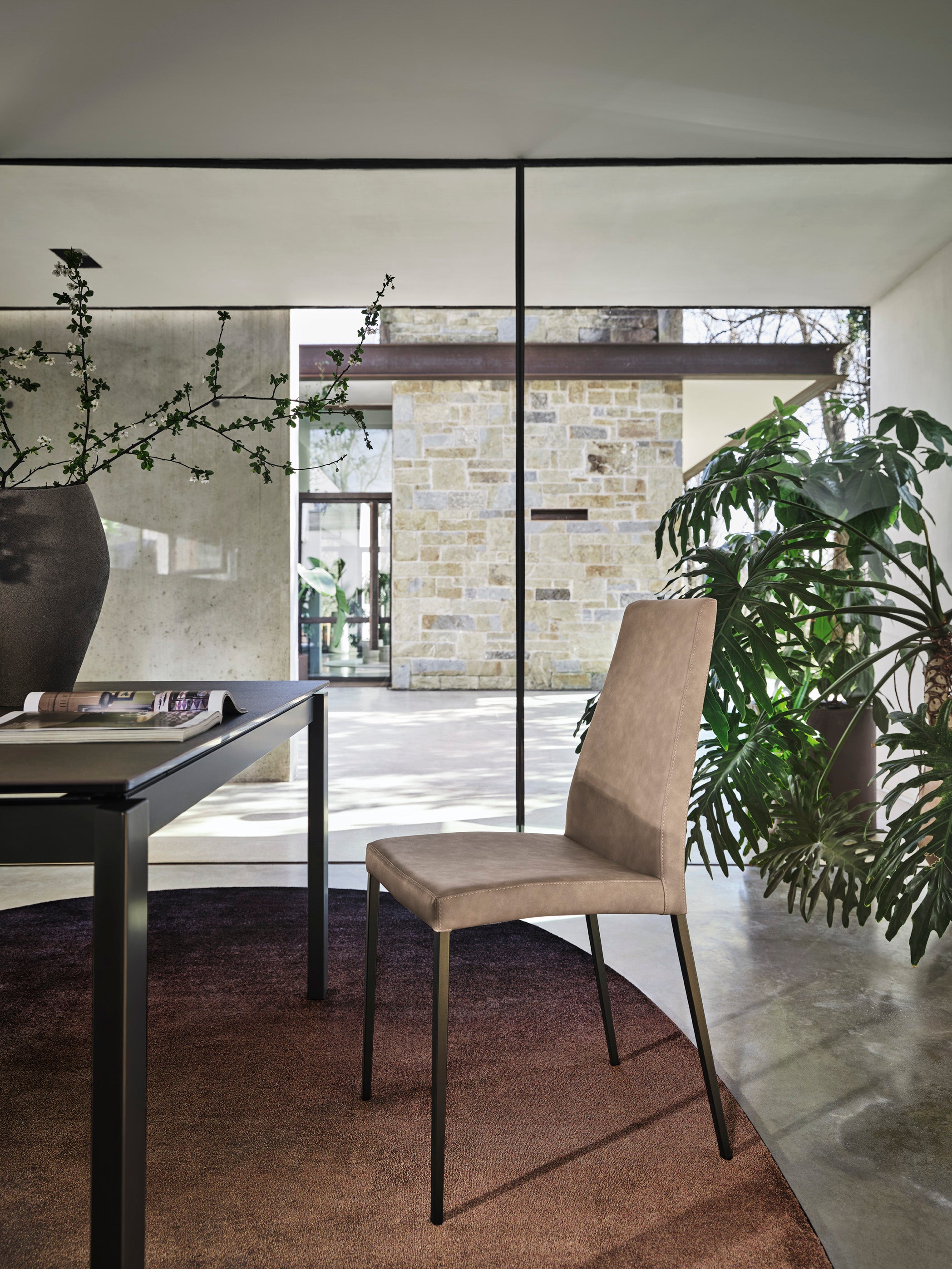 Gestoffeerde AIDA stoel met grijze basis