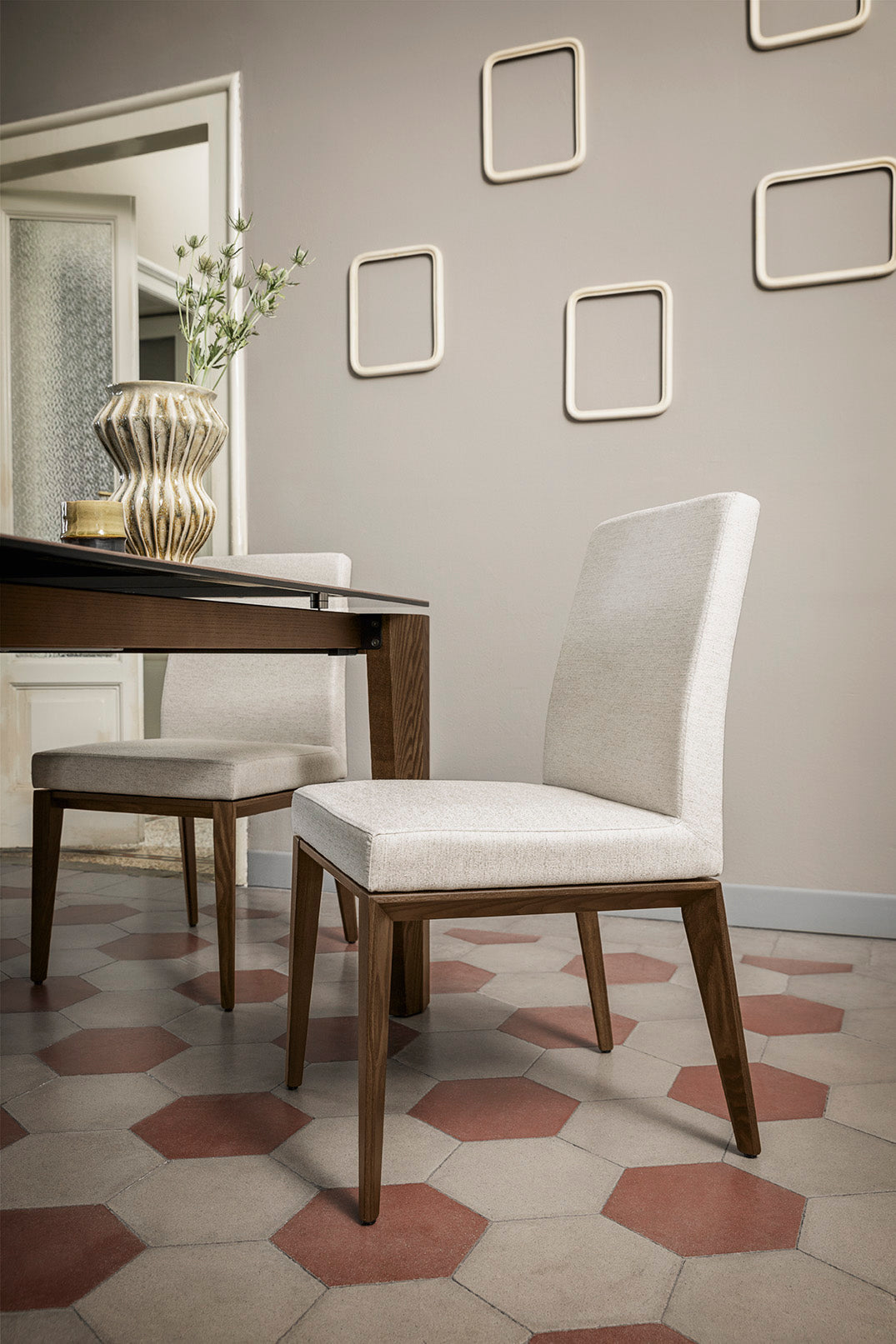 Sessel BESS LOW gepolstert mit Nussbaumfuß