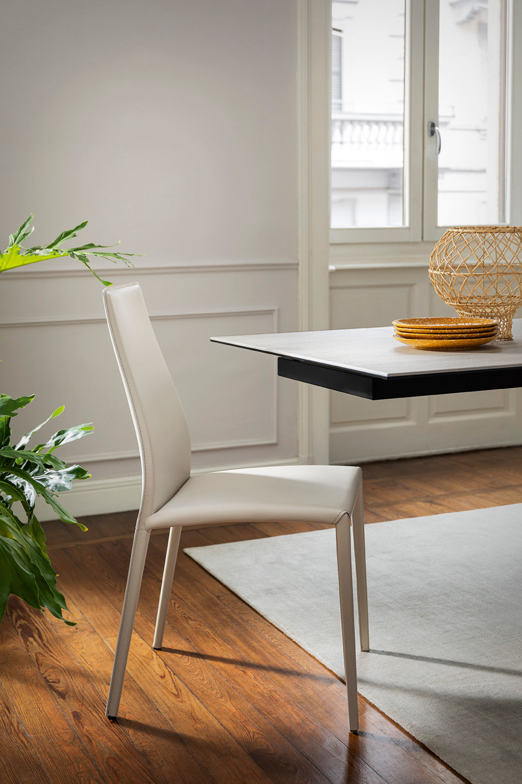 Gestoffeerde AIDA stoel met beige basis