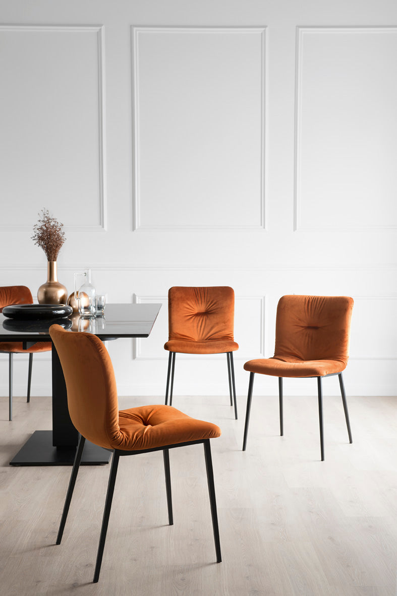 Stuhl ANNIE SOFT gepolstert mit schwarzem Metallgestell