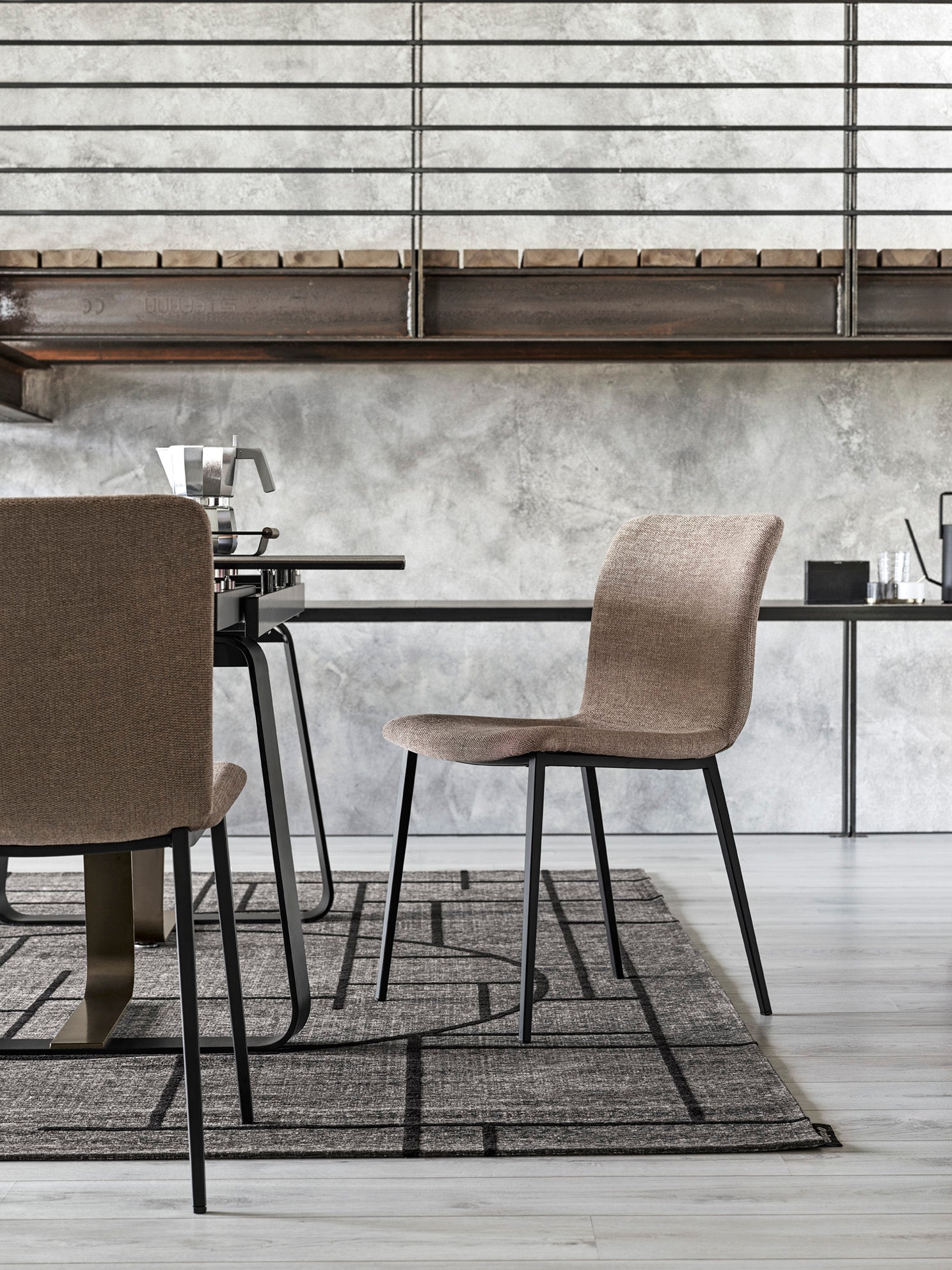 Gestoffeerde stoel ANNIE met een bruine metalen basis