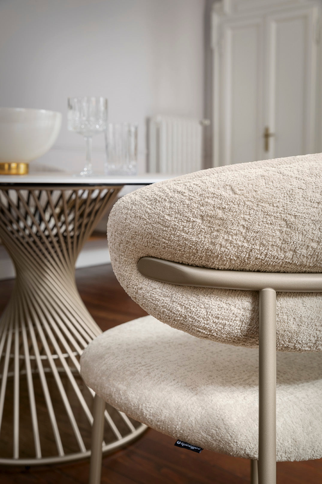 Runder Tisch VORTEX mit cremefarbener Platte und braunem Gestell
