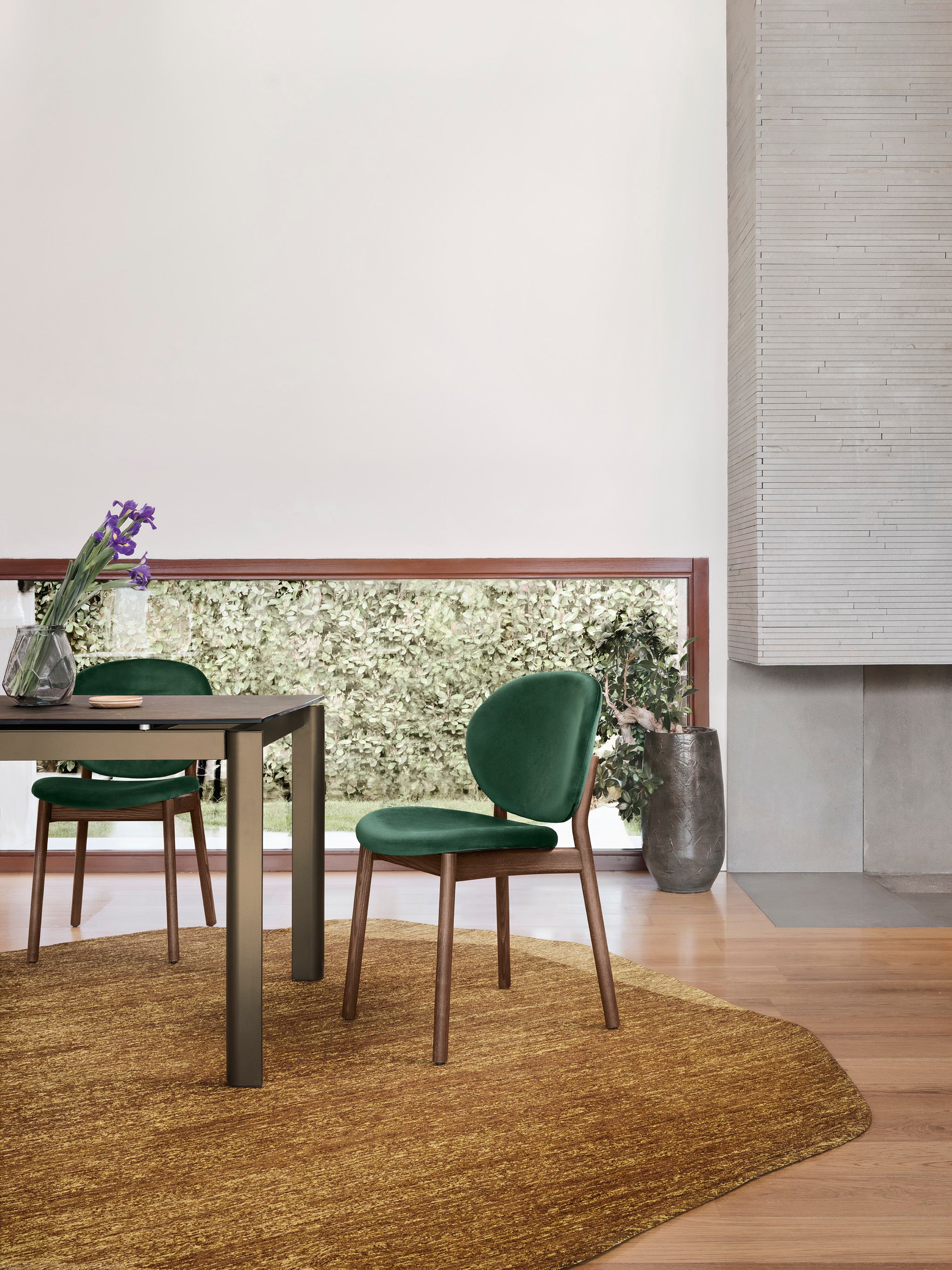 Uittrekbare tafel STREAM met een bruine blad en een zwarte basis