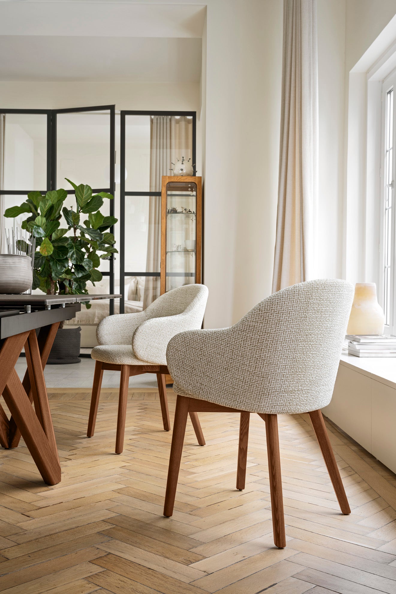 Fauteuil met armleuningen HOLLY FAB gestoffeerd met een notenhouten basis