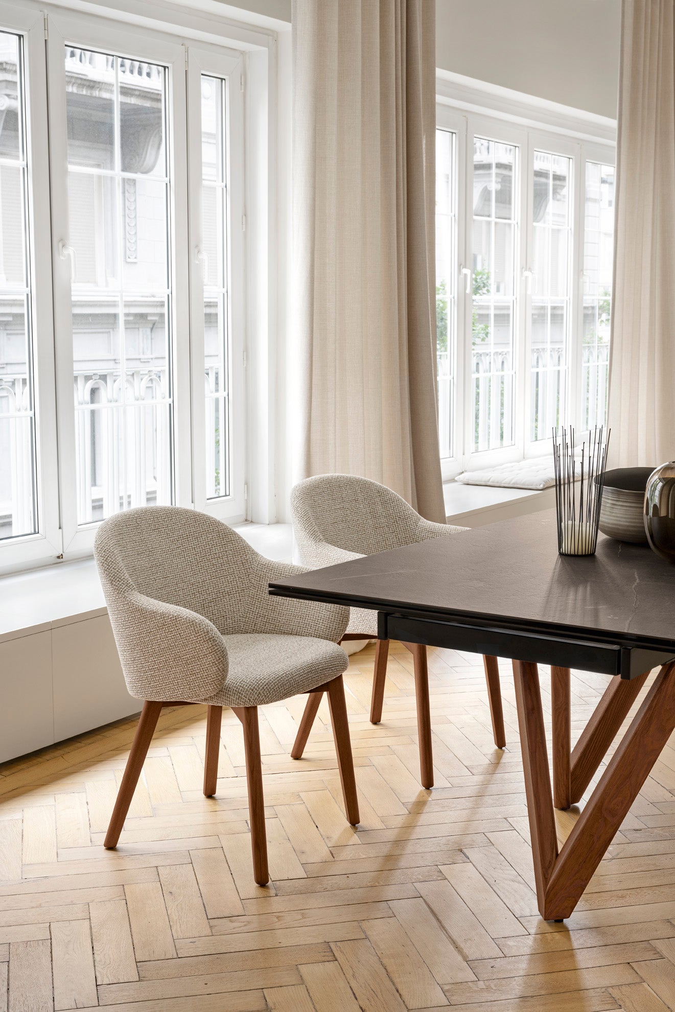 Fauteuil met armleuningen HOLLY FAB gestoffeerd met een notenhouten basis