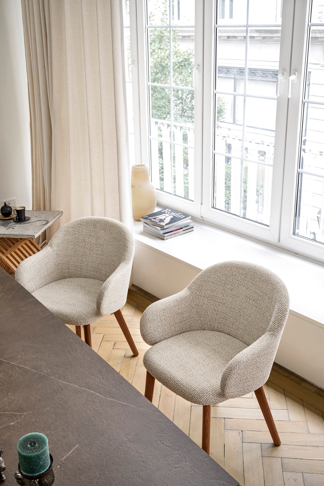 Fauteuil met armleuningen HOLLY FAB gestoffeerd met een notenhouten basis