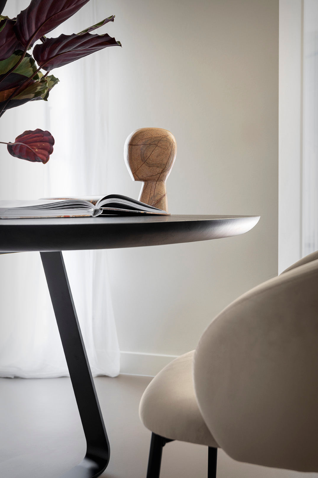 Polsterstuhl ANIME mit schwarzem Metallgestell