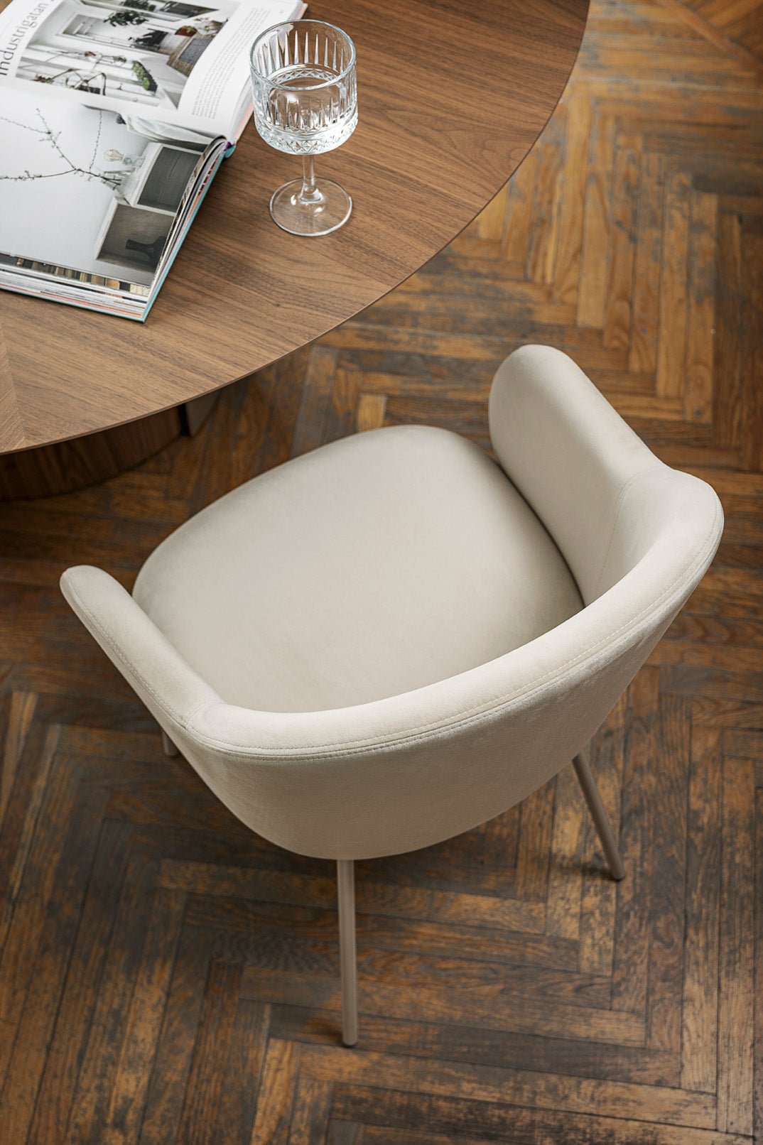 Fauteuil met armleuningen HOLLY FAB gestoffeerd met een beige metalen basis
