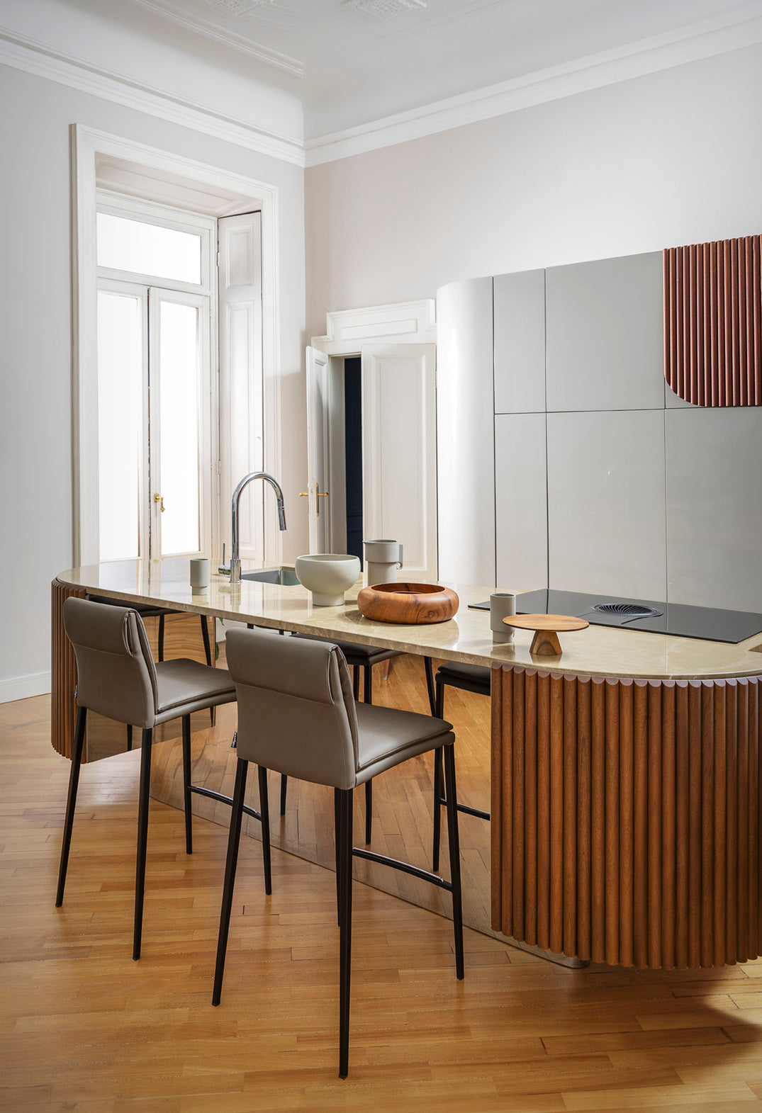 Barhocker CARMEN gepolstert mit schwarzem Gestell