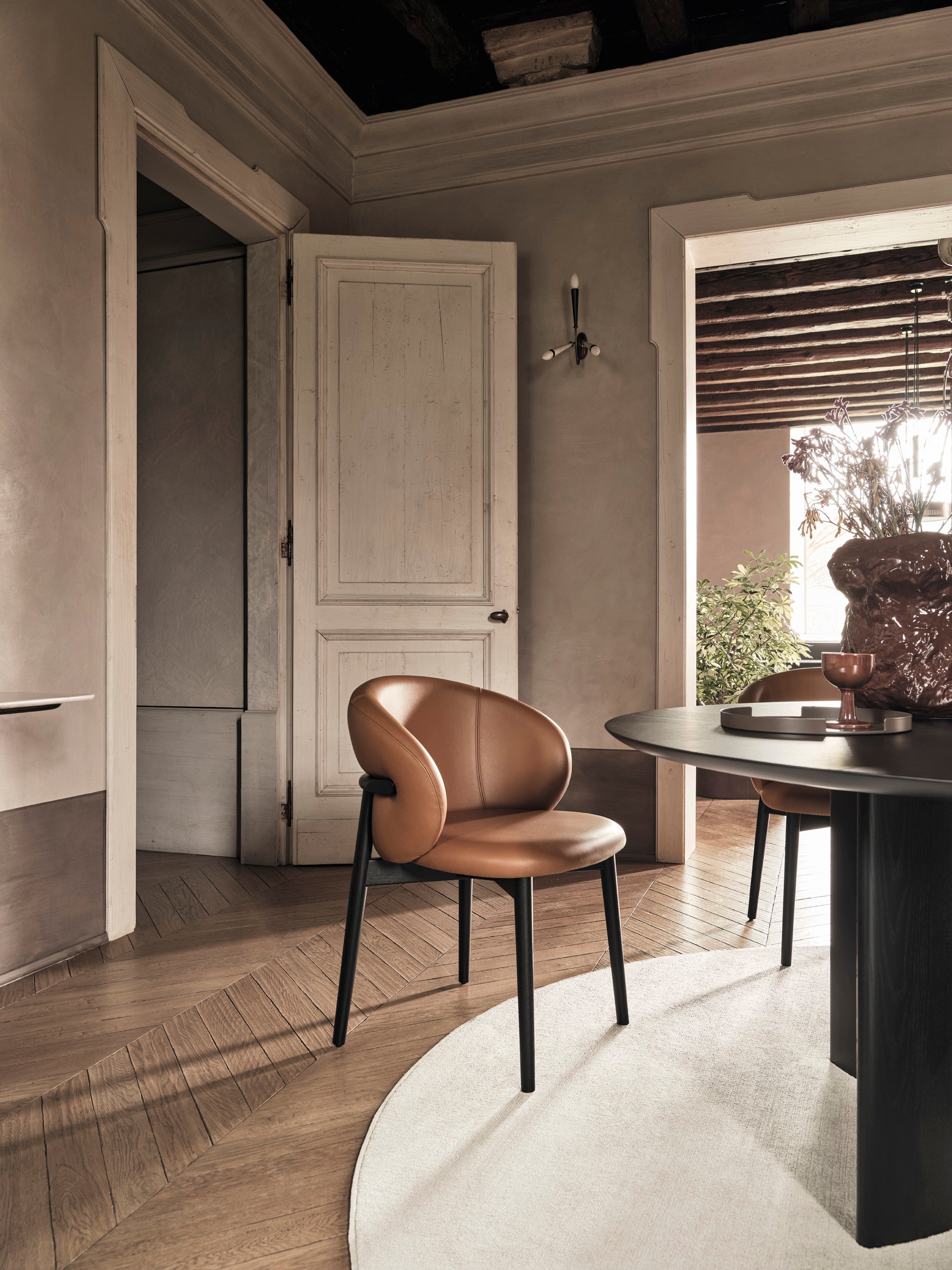 Round table SANDY black top with black base