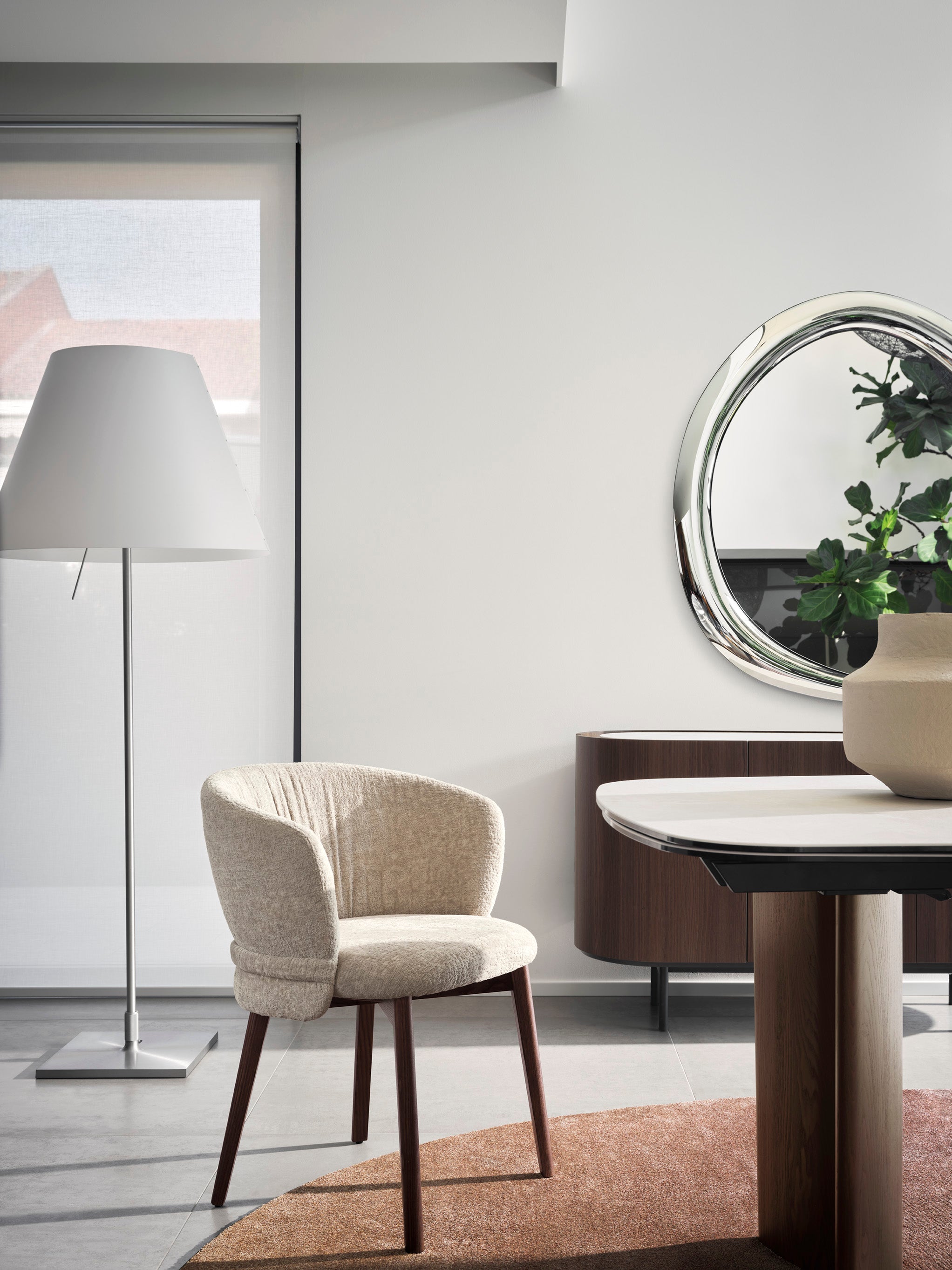 Sessel VANILLA gepolstert mit dunklem Holzgestell