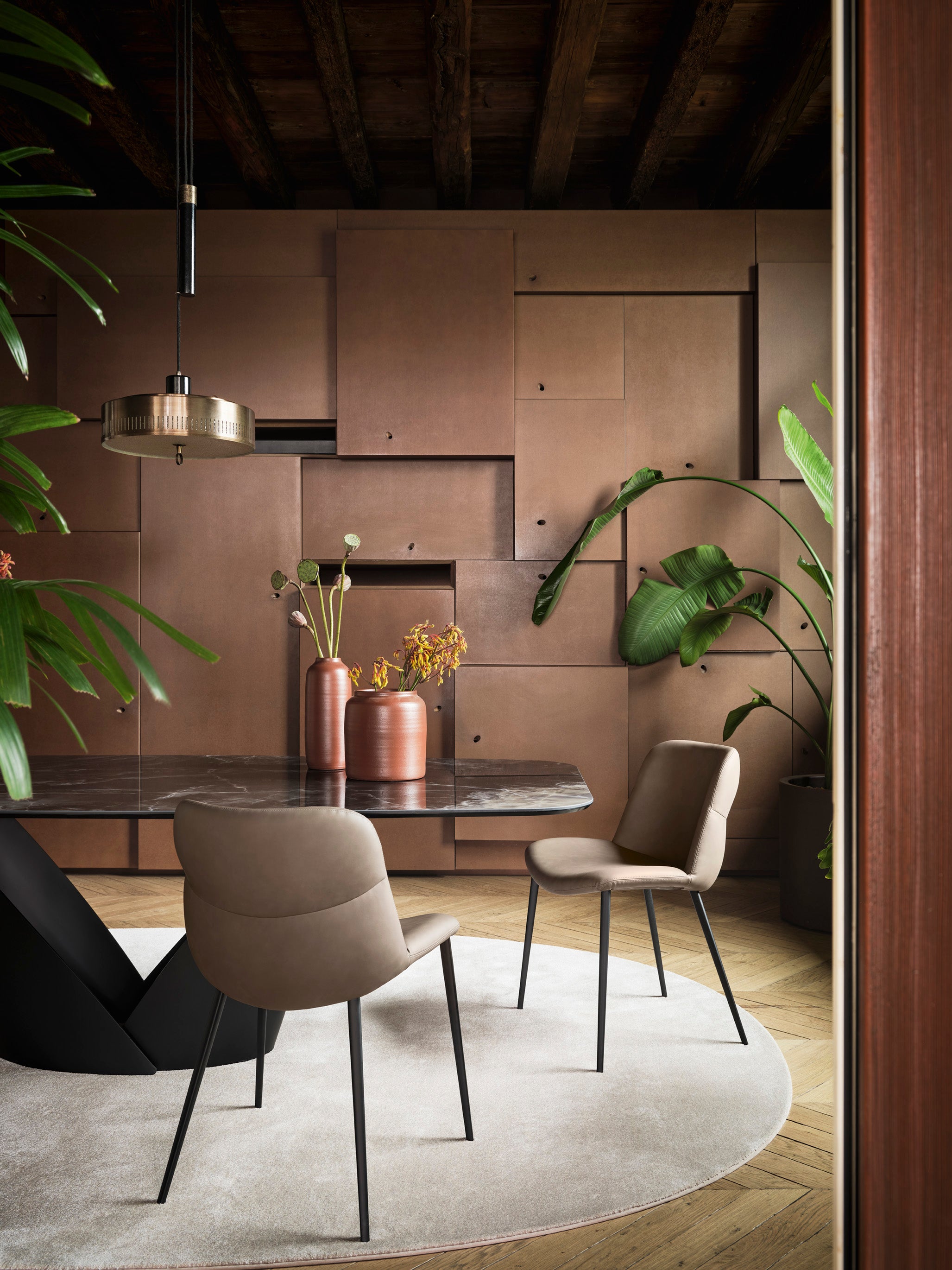 Polsterstuhl ONDA mit schwarzem Gestell