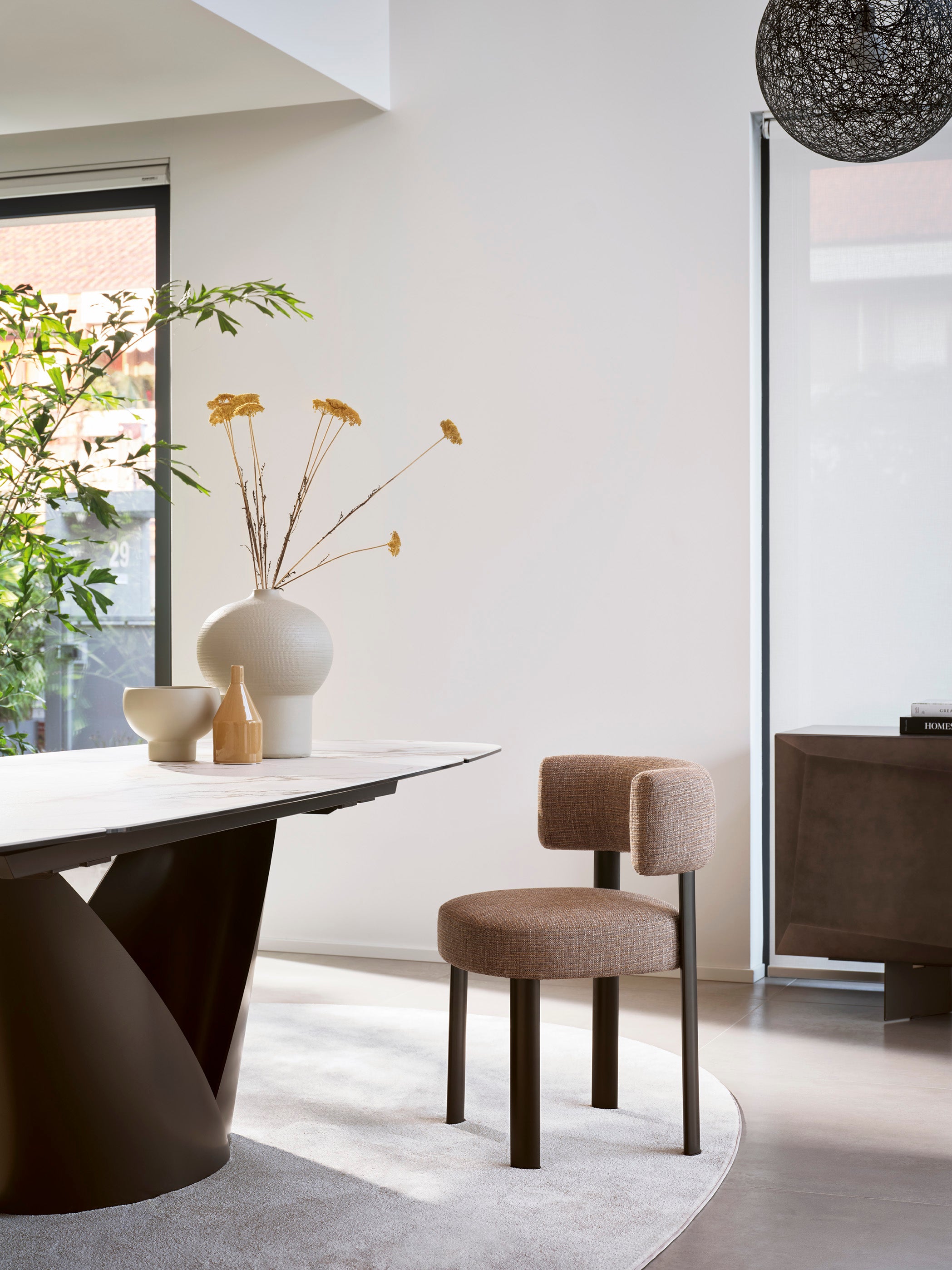 Gestoffeerde GLEN stoel met beige basis