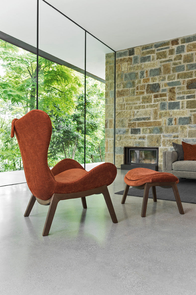 Fauteuil LAZY gestoffeerd met een donkere houten basis