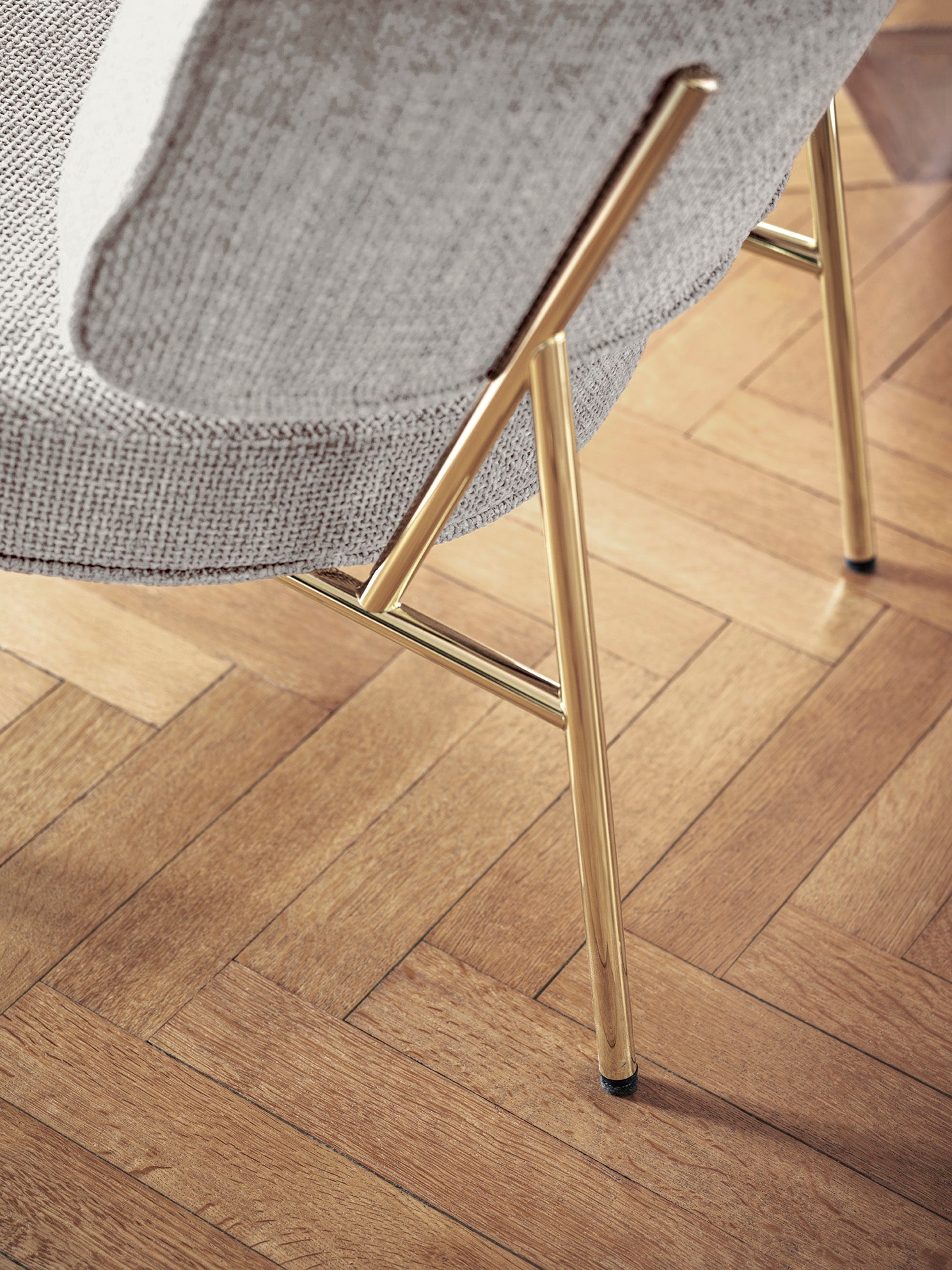 Fotel COCO tapicerowany z czarną podstawą do salonu – Calligaris