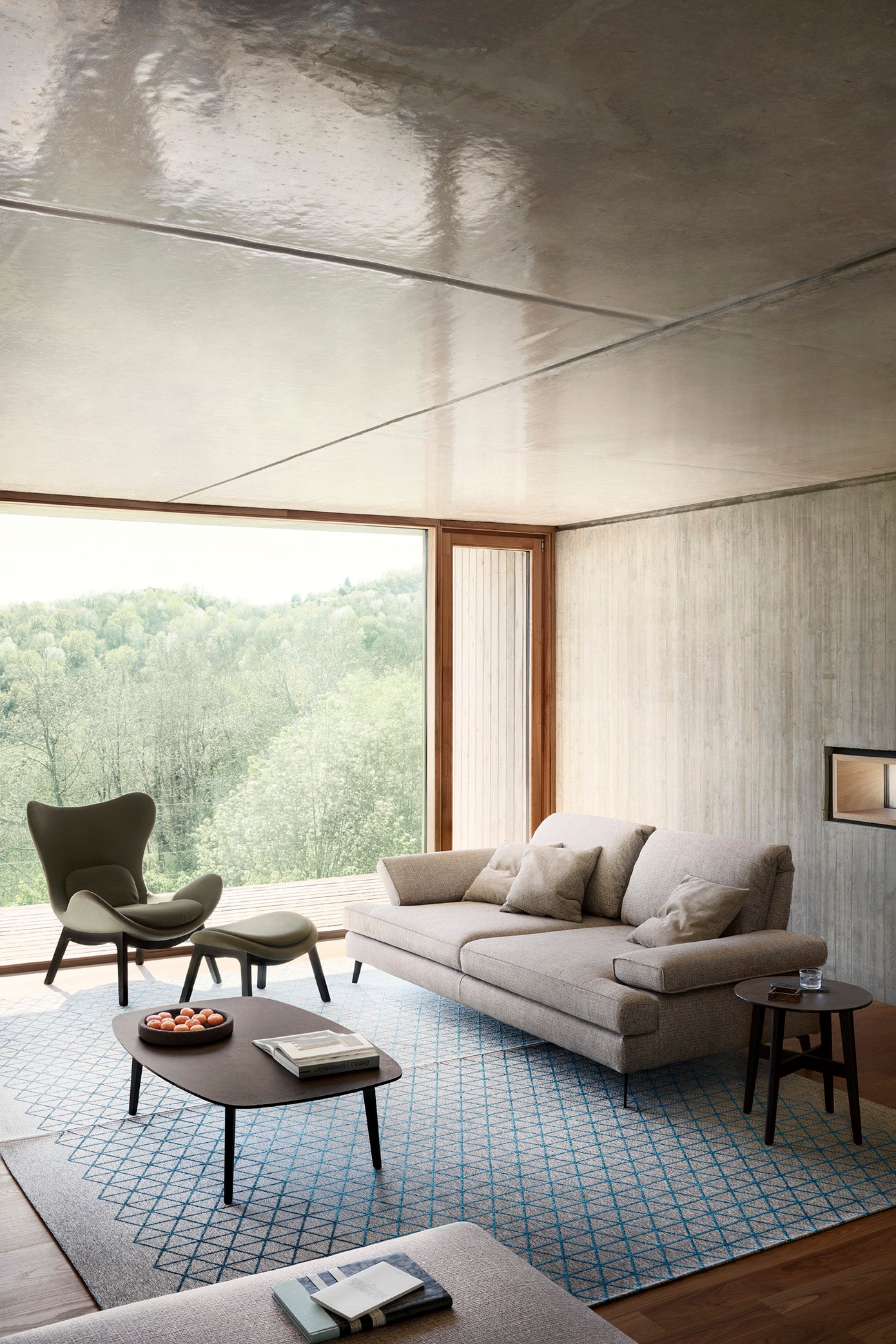 Fauteuil LAZY gestoffeerd met een donkere houten basis