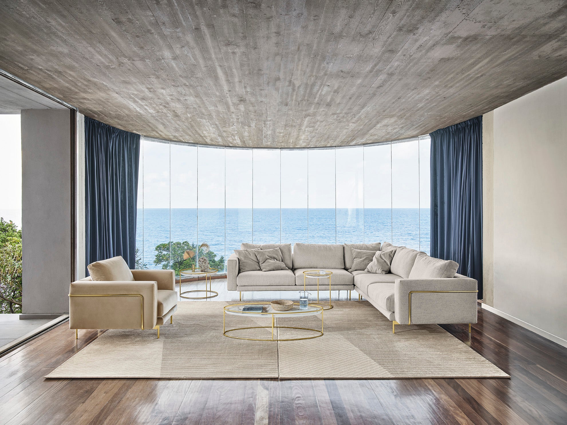 Gestoffeerde ROD fauteuil met gouden basis