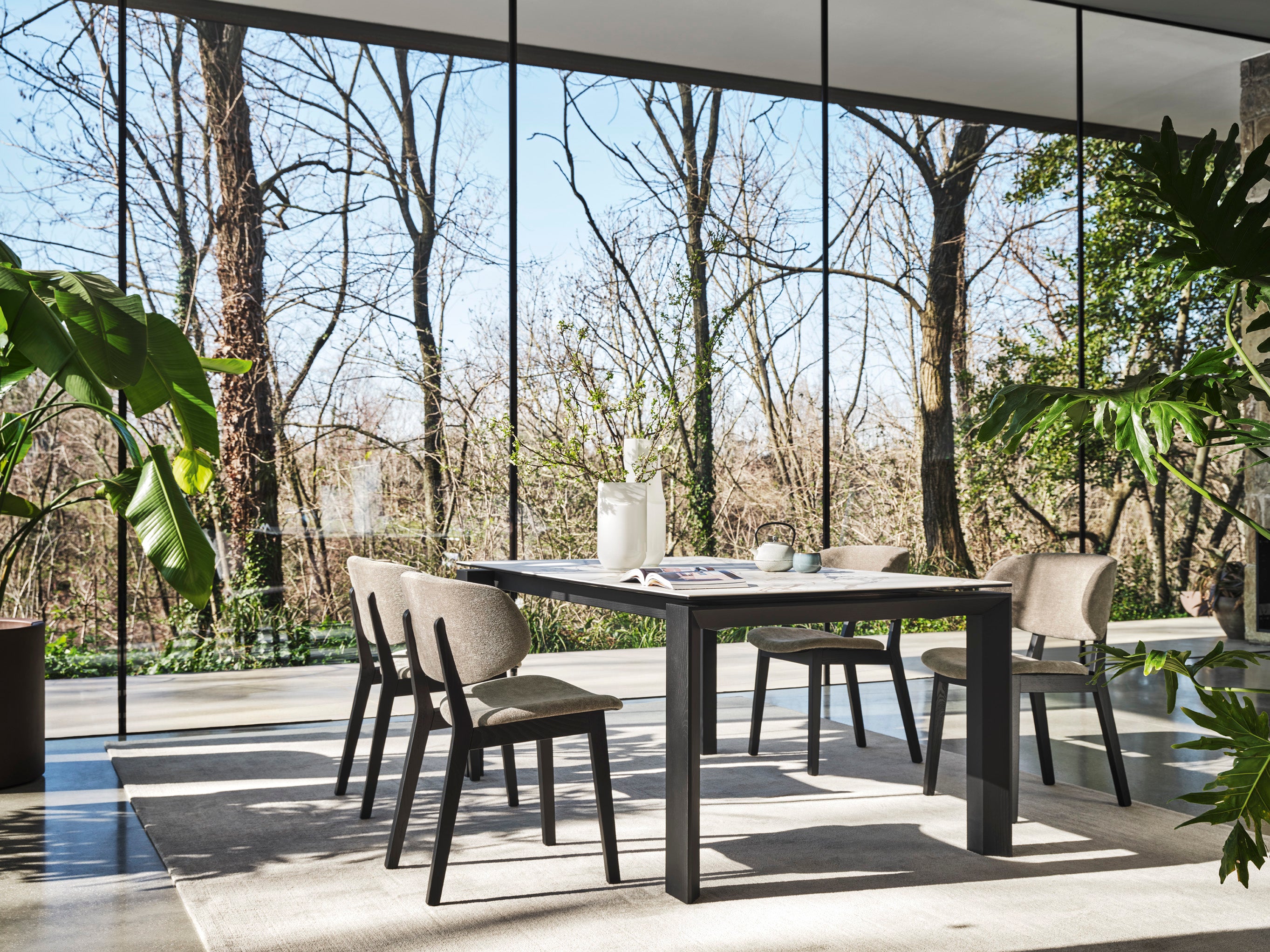 Extendable table OMNIA with a brown top and walnut base