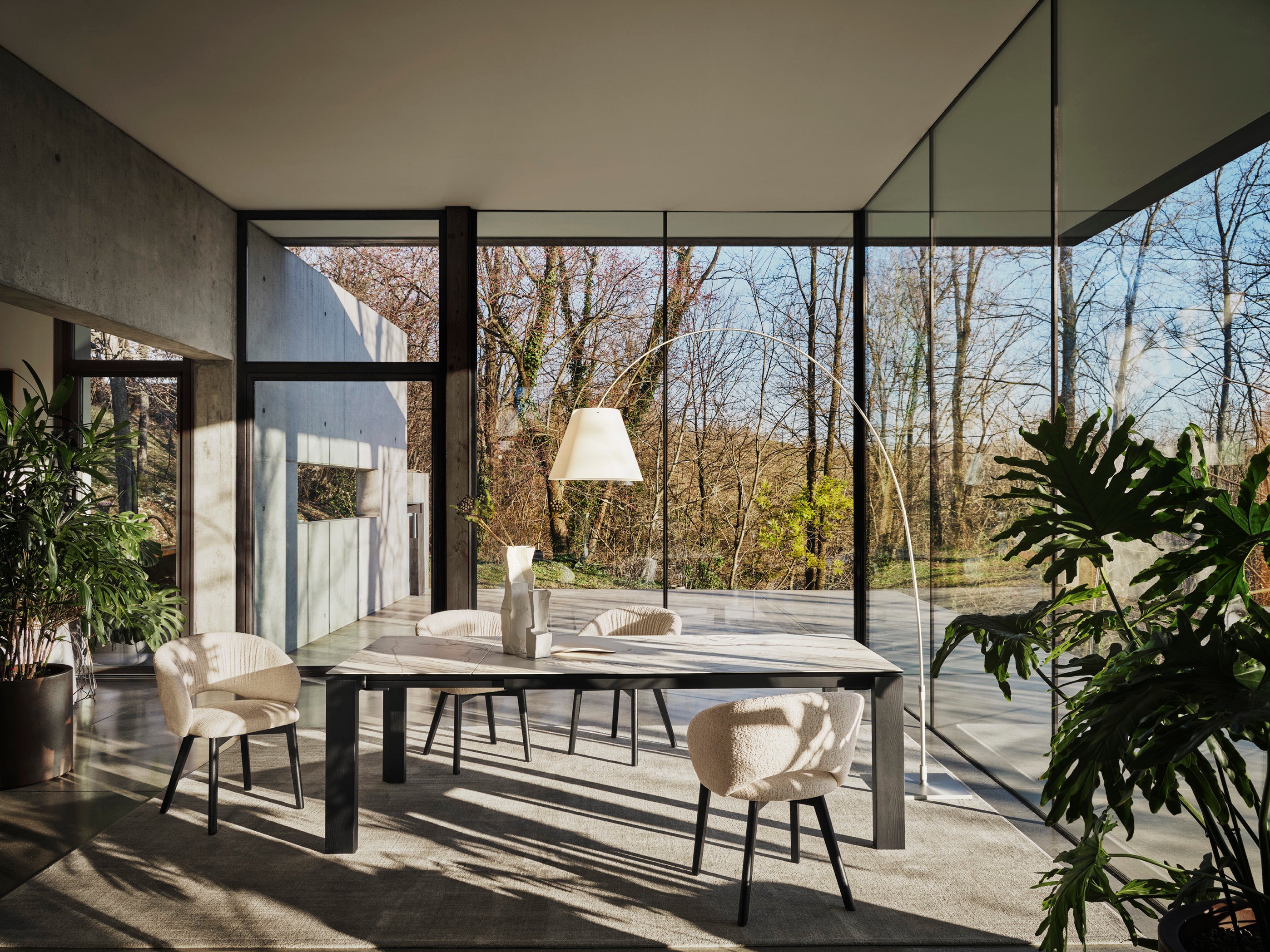 Extendable table OMNIA with a white top and walnut base