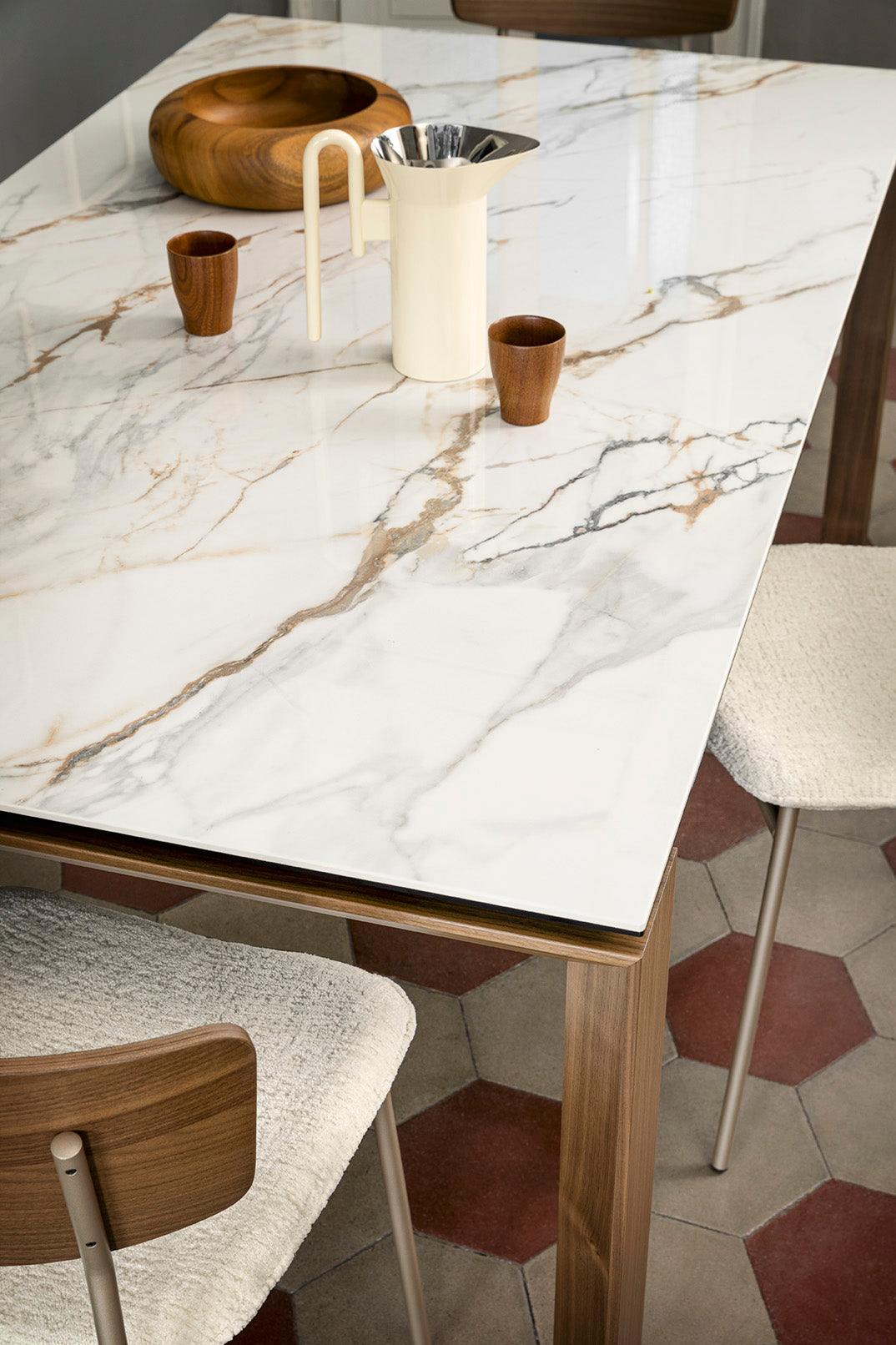 Extendable table OMNIA with a white top and walnut base