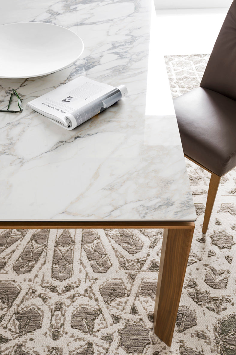 Extendable table OMNIA with a white top and walnut base