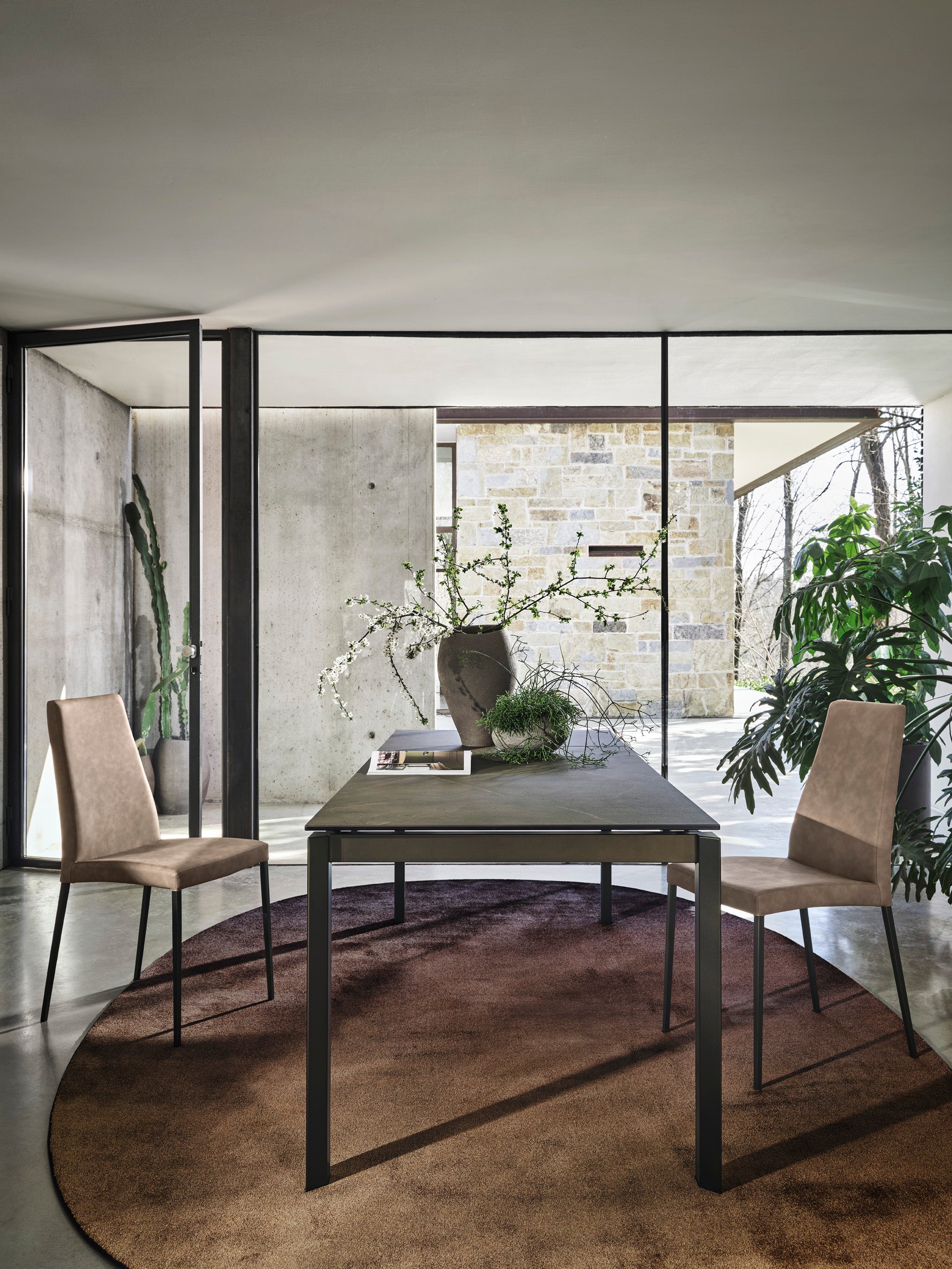 Expandable Table DUCA with Graphite Top and Black Base