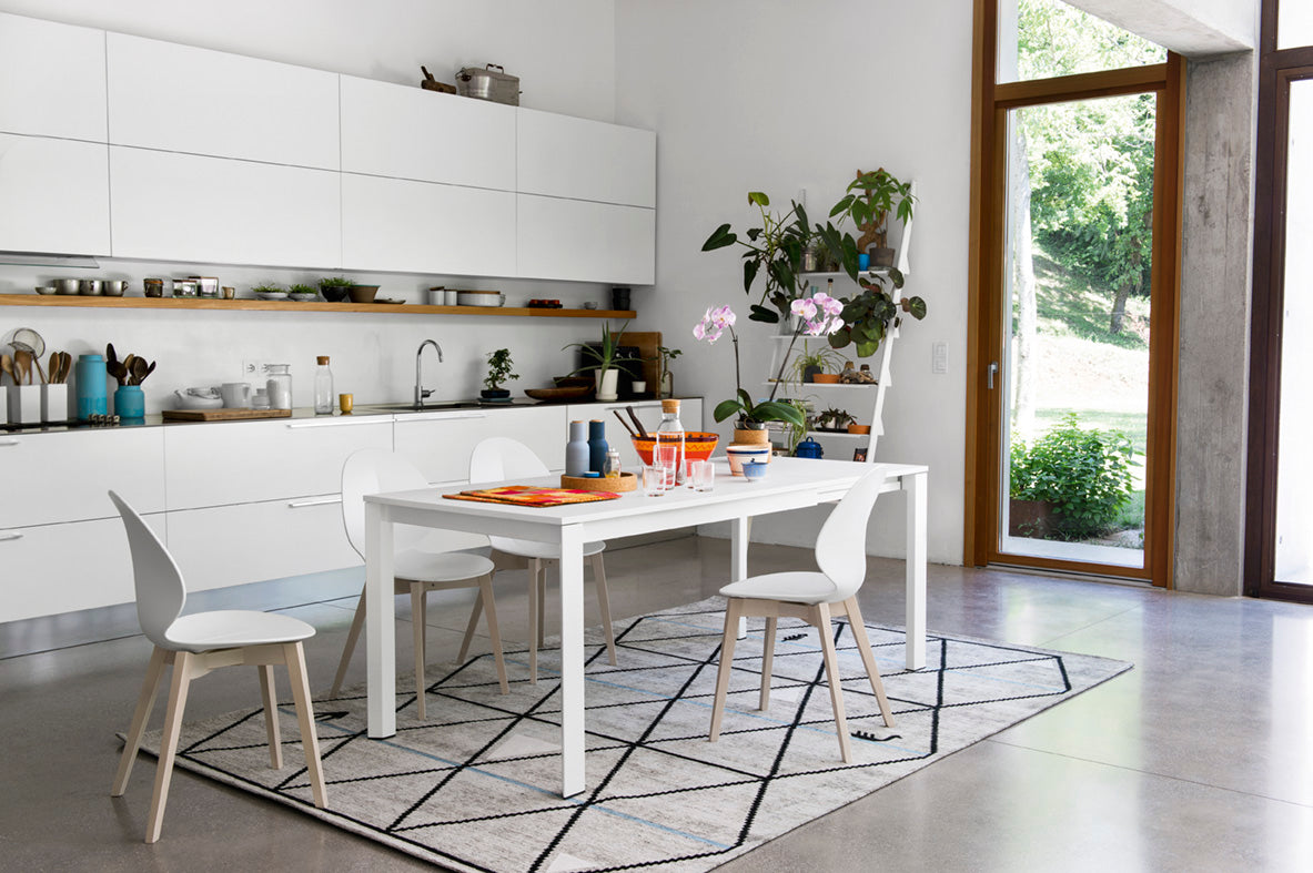 Stoel BASIL taupe zitting met grafieten houten basis