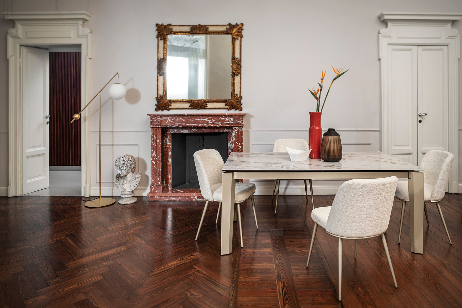 Expandable Table DELTA with Gray Top and Graphite Base