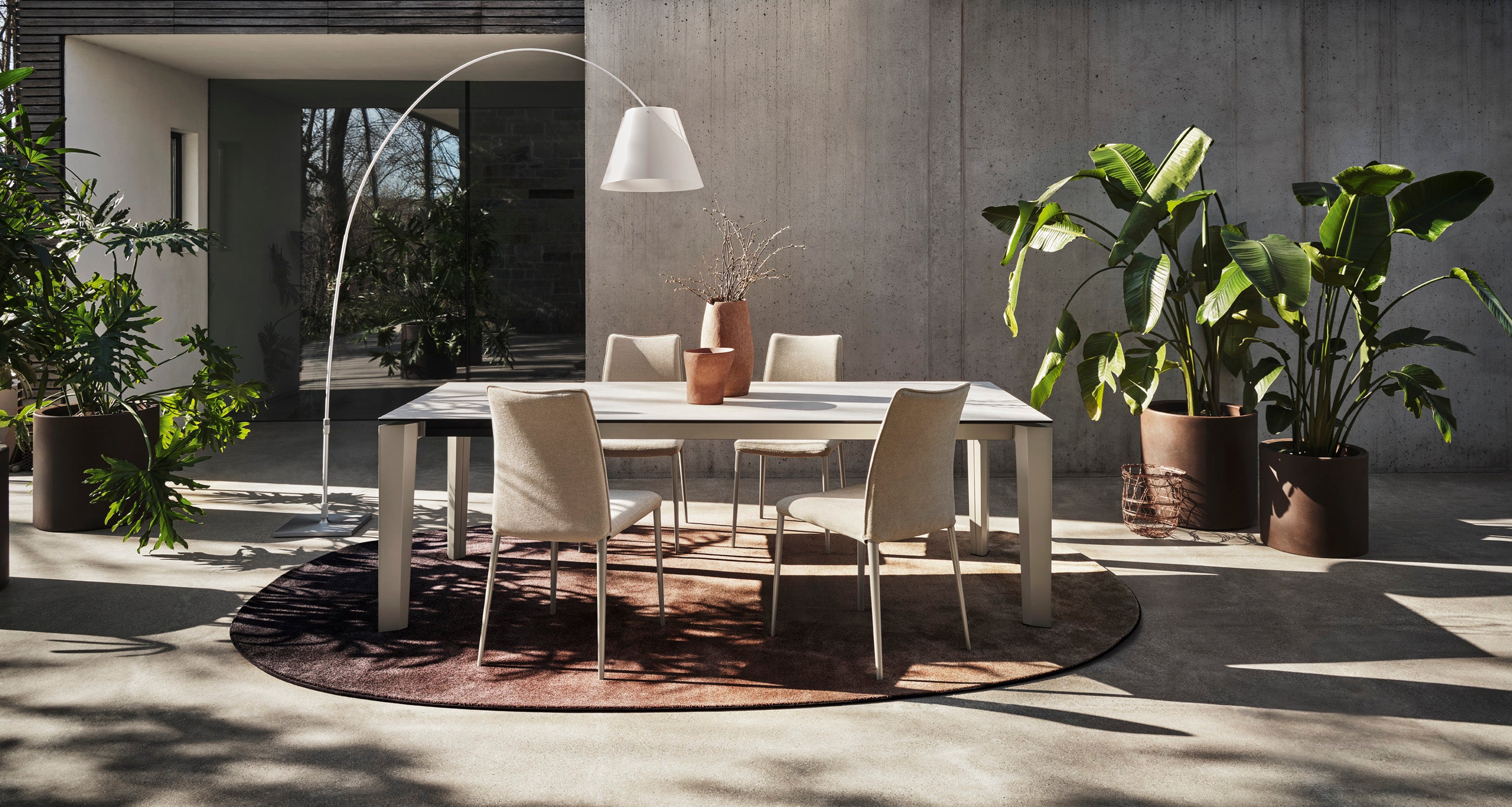 Uittrekbare tafel DELTA met wit blad en zwarte basis