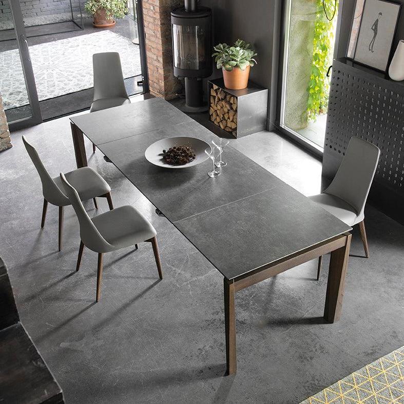 Gestoffeerde ETOILE stoel met een grafieten houten basis