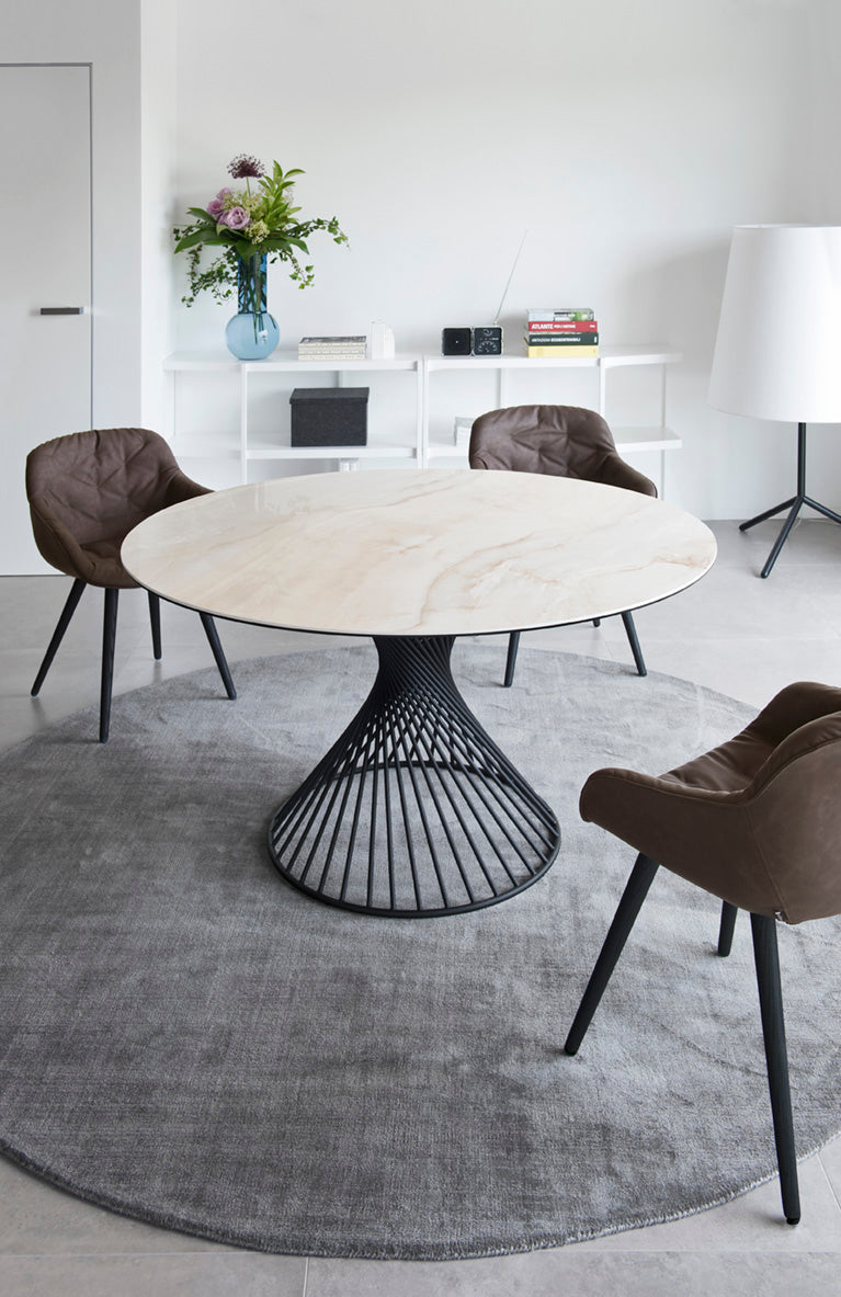 Runder Tisch VORTEX mit cremefarbener Platte und braunem Gestell