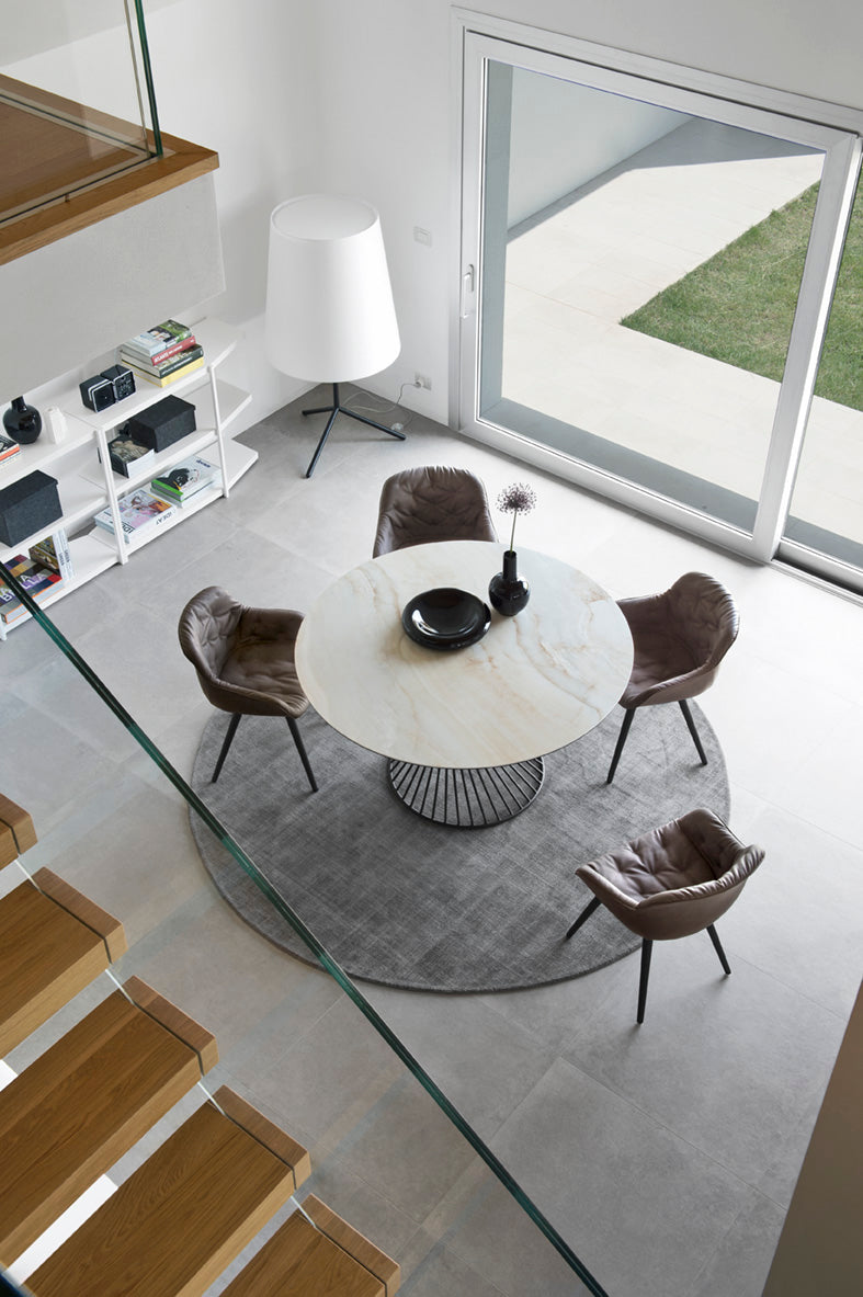 Runder Tisch VORTEX mit cremefarbener Platte und braunem Gestell