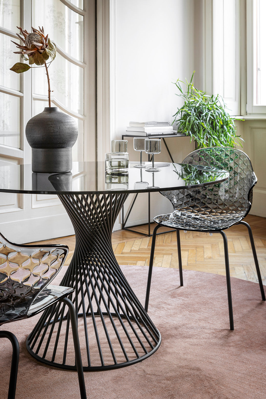 SAINT TROPEZ Chair with White Seat and Chrome Metal Base