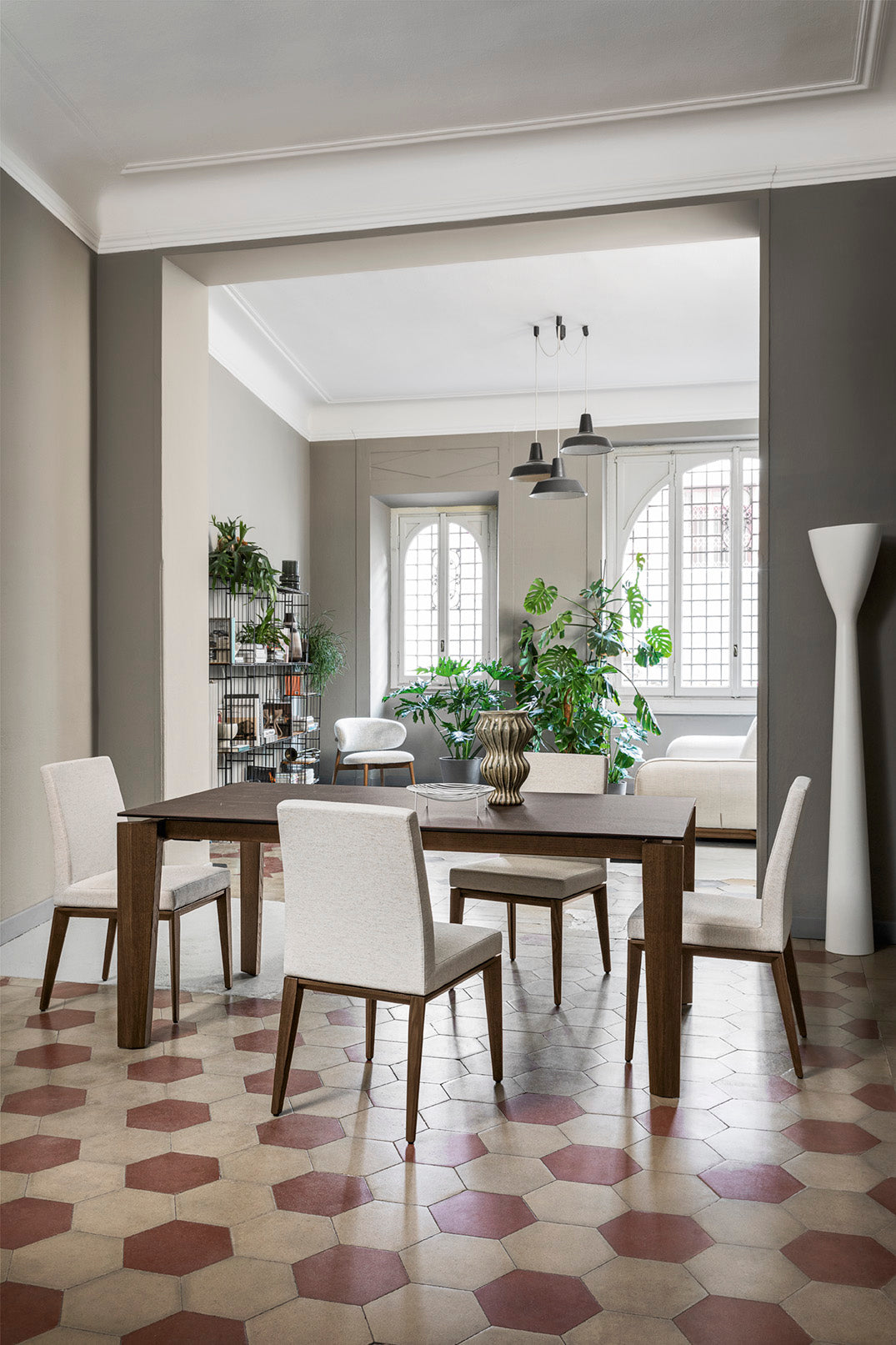 Sessel BESS LOW gepolstert mit Nussbaumfuß