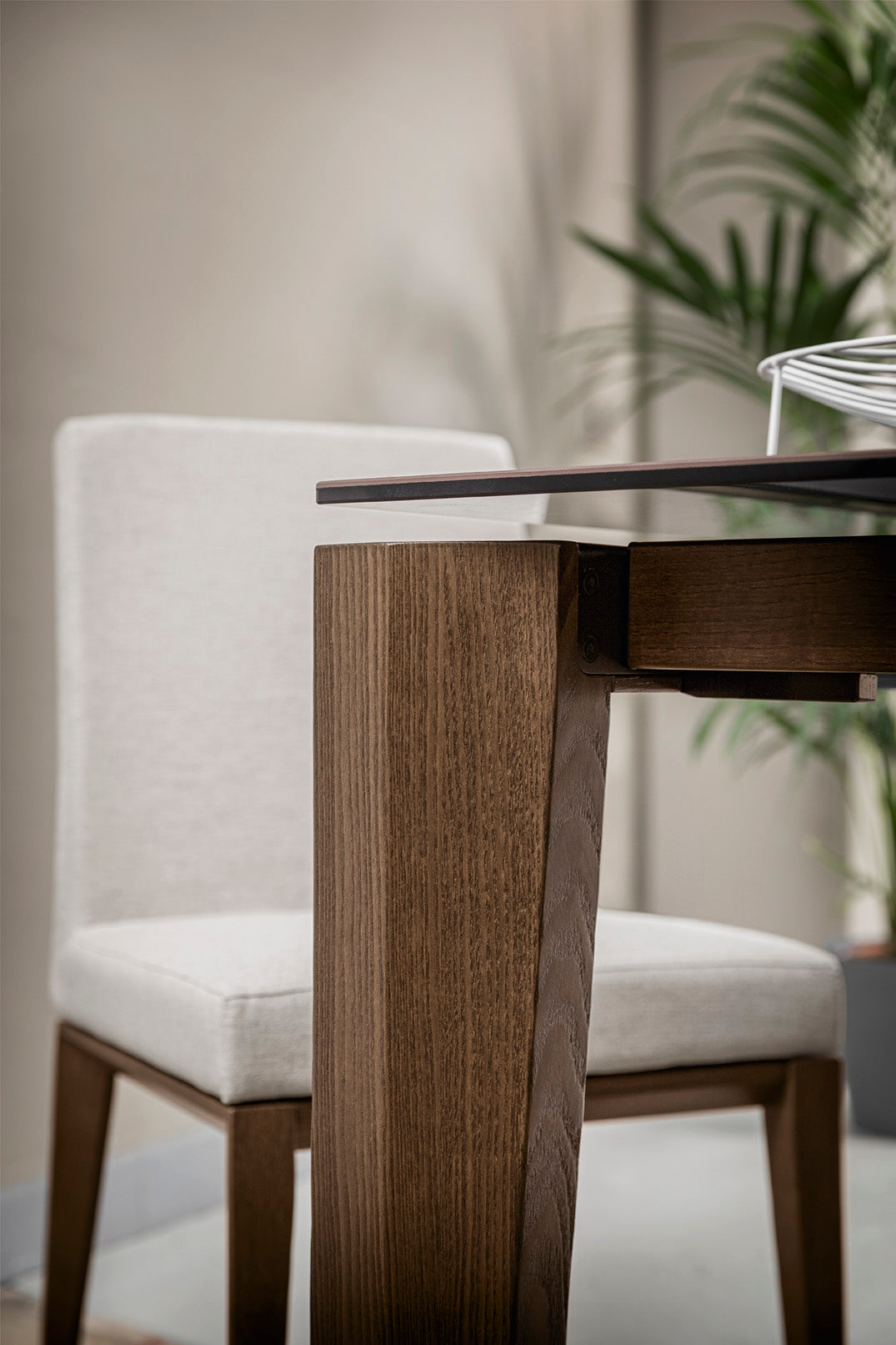 BESS LOW stoel, gestoffeerd met een donkere houten basis