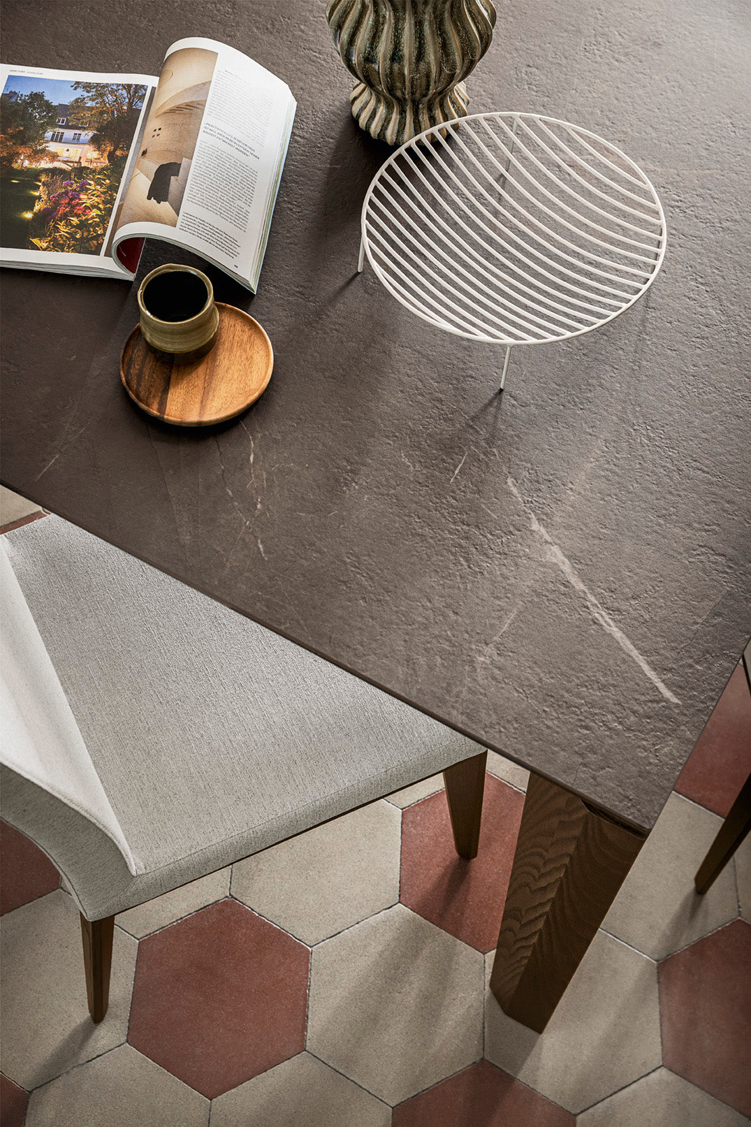 Sessel BESS LOW gepolstert mit Nussbaumfuß