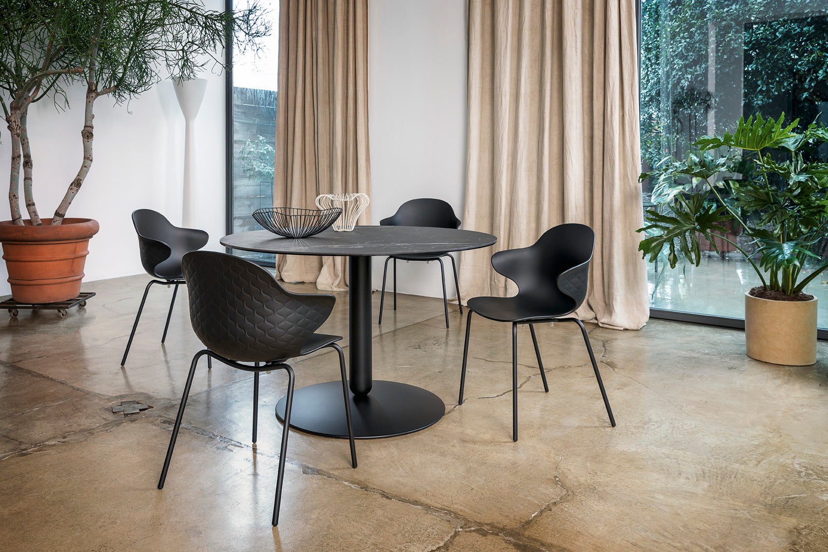 SAINT TROPEZ chair with a brown seat and a golden metal base