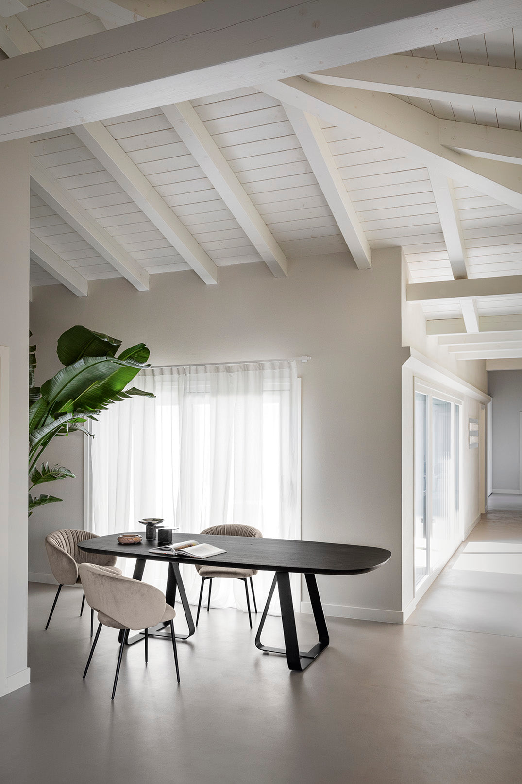 Gevoerd ANIME stoel met een beige metalen basis
