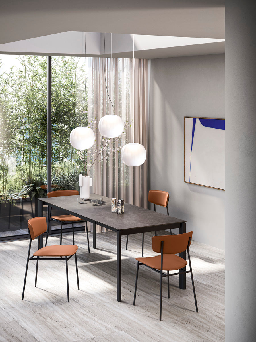 Uittrekbare tafel STREAM met een bruine blad en een zwarte basis