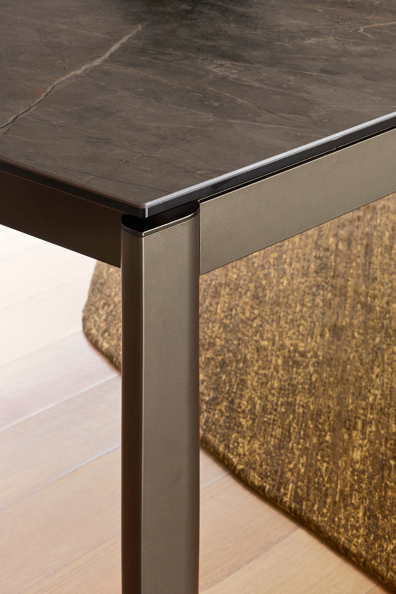 Uittrekbare tafel STREAM met een bruine blad en een zwarte basis