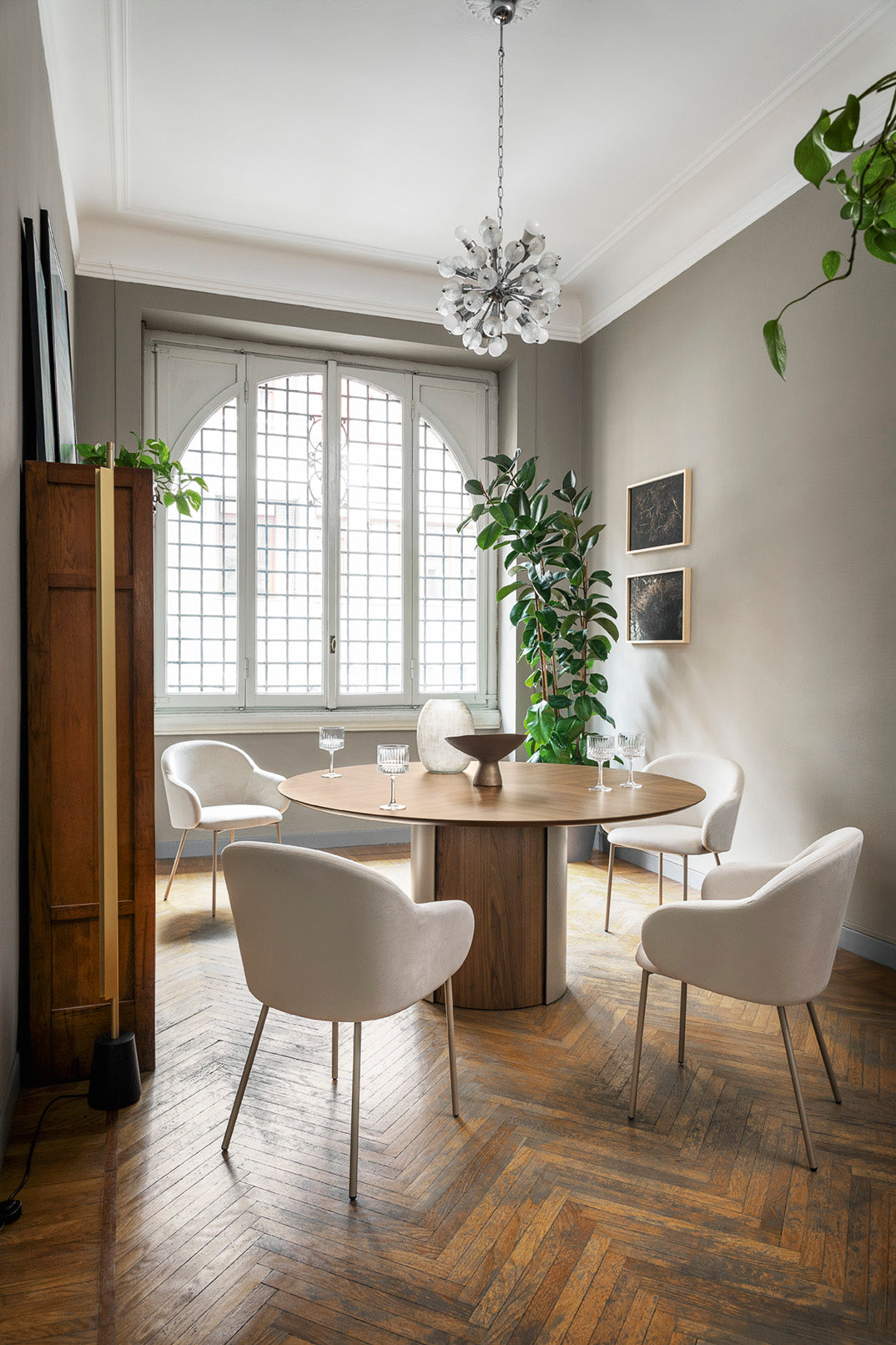 Ronde tafel YOROI notenhout met een crèmekleurige basis