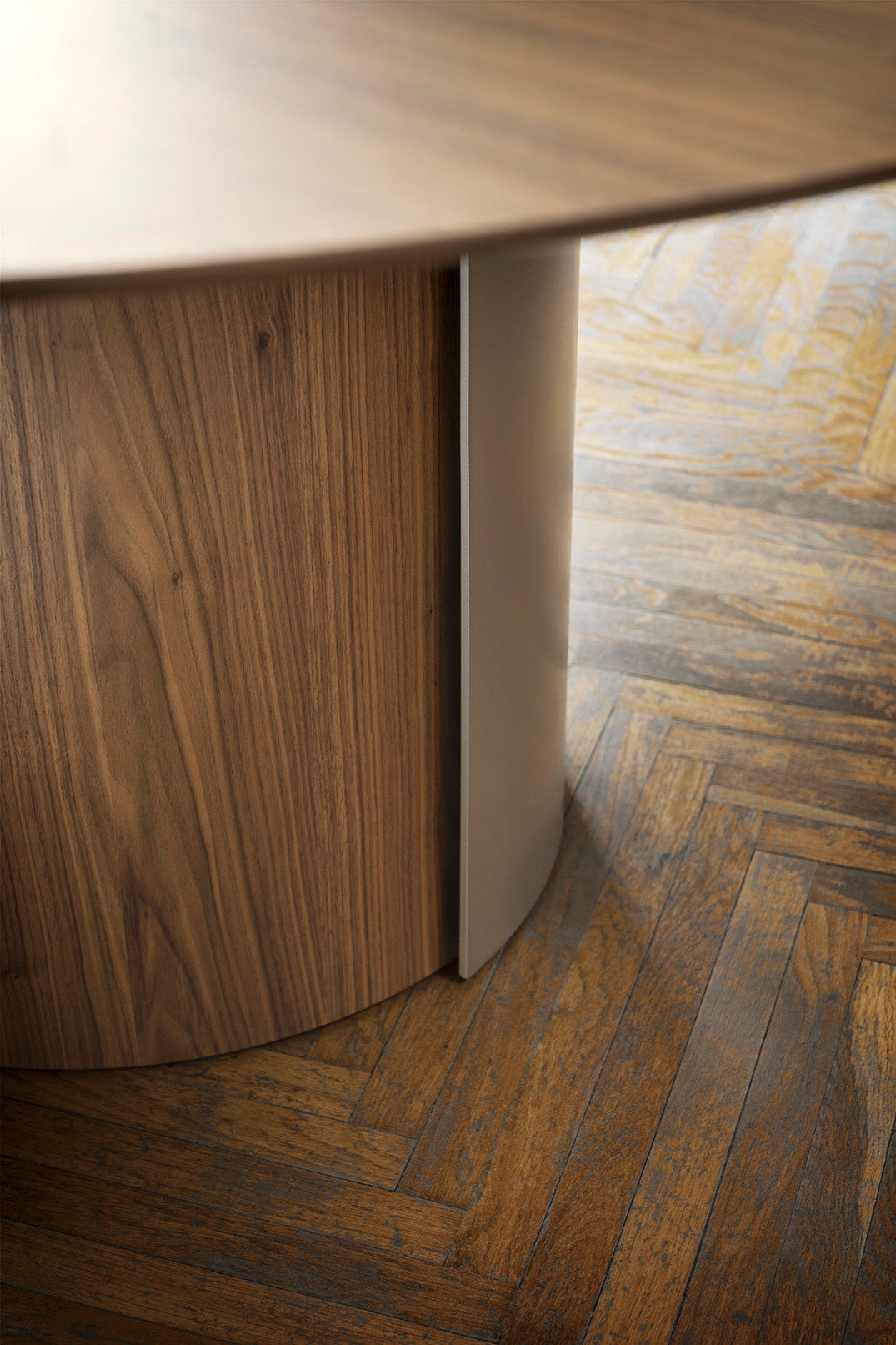 Ronde tafel YOROI notenhout met een crèmekleurige basis