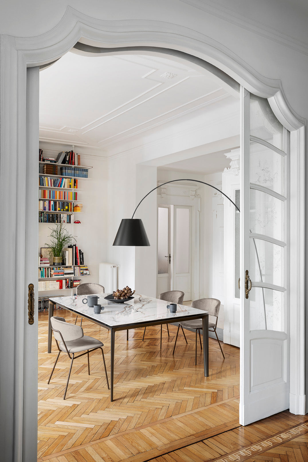 Ausziehbarer Tisch BOMA mit beigem Tischplatte und beigem Gestell