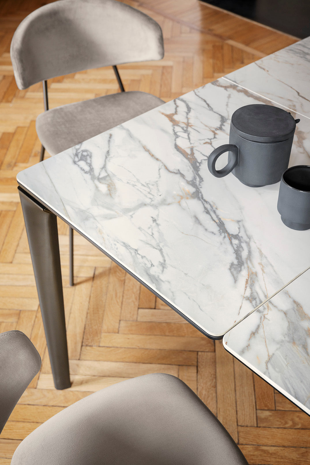 Ausziehbarer Tisch BOMA mit beigem Tischplatte und beigem Gestell