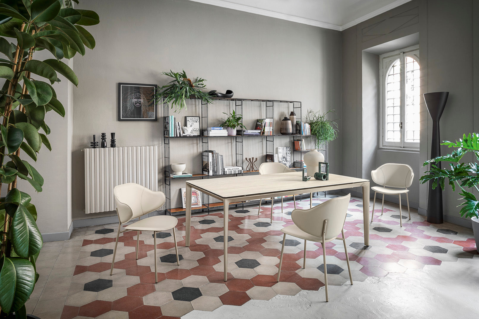 Ausziehbarer Tisch BOMA mit beigem Tischplatte und beigem Gestell