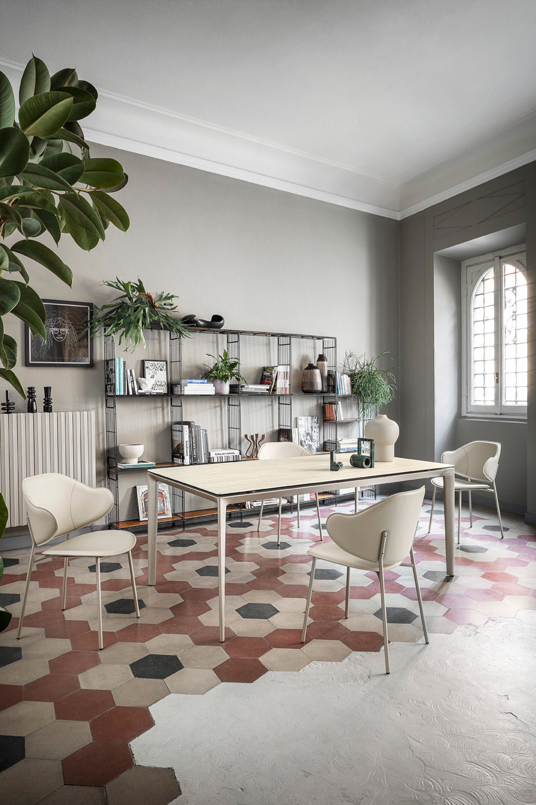 Ausziehbarer Tisch BOMA mit beigem Tischplatte und beigem Gestell