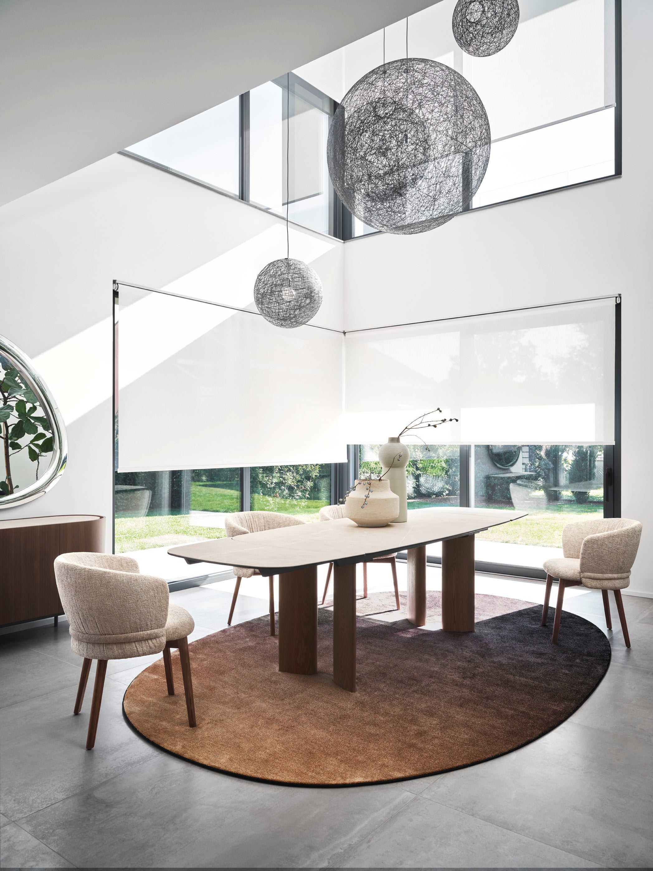 Sessel VANILLA gepolstert mit dunklem Holzgestell