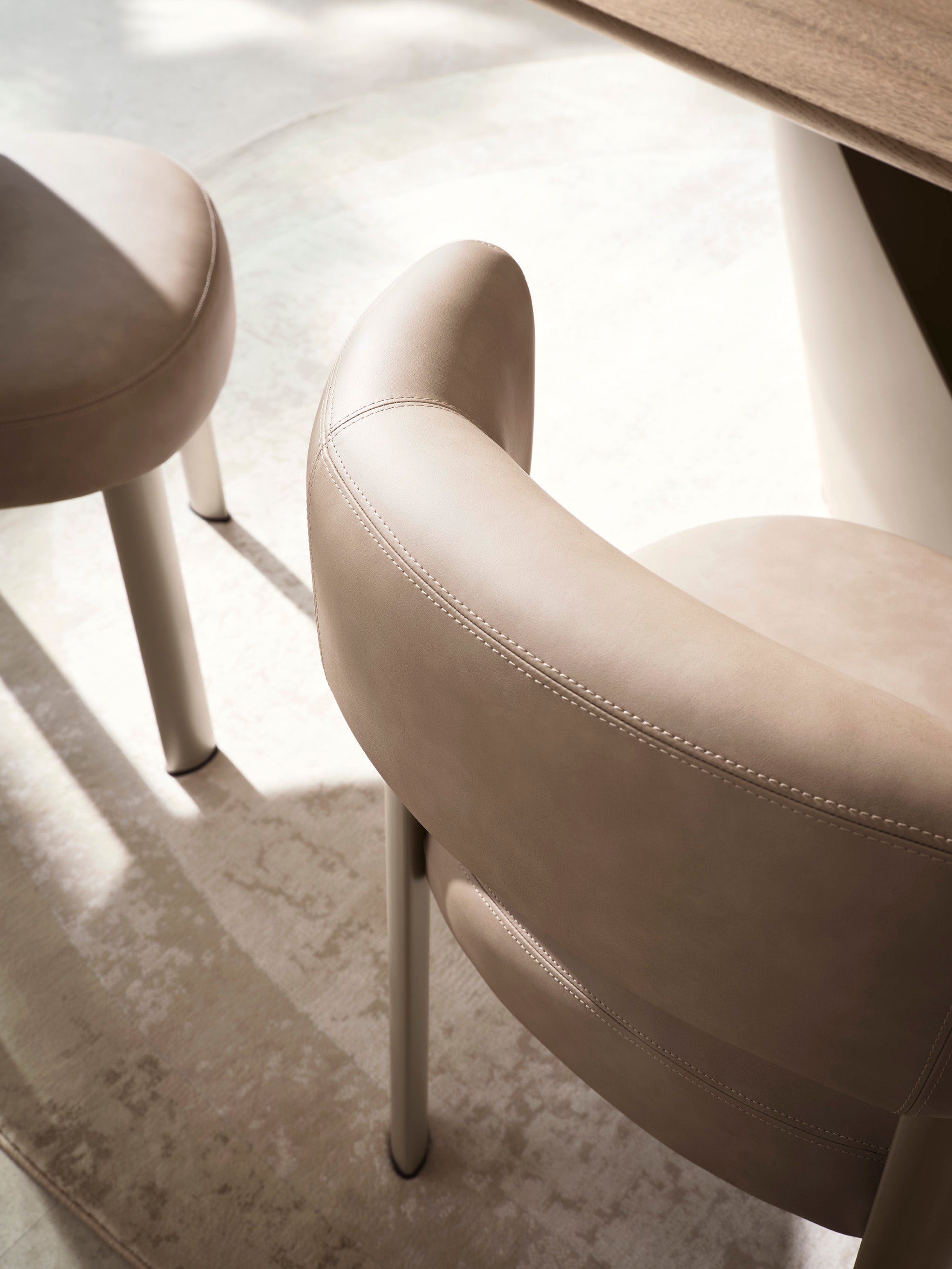 Gestoffeerde GLEN stoel met beige basis