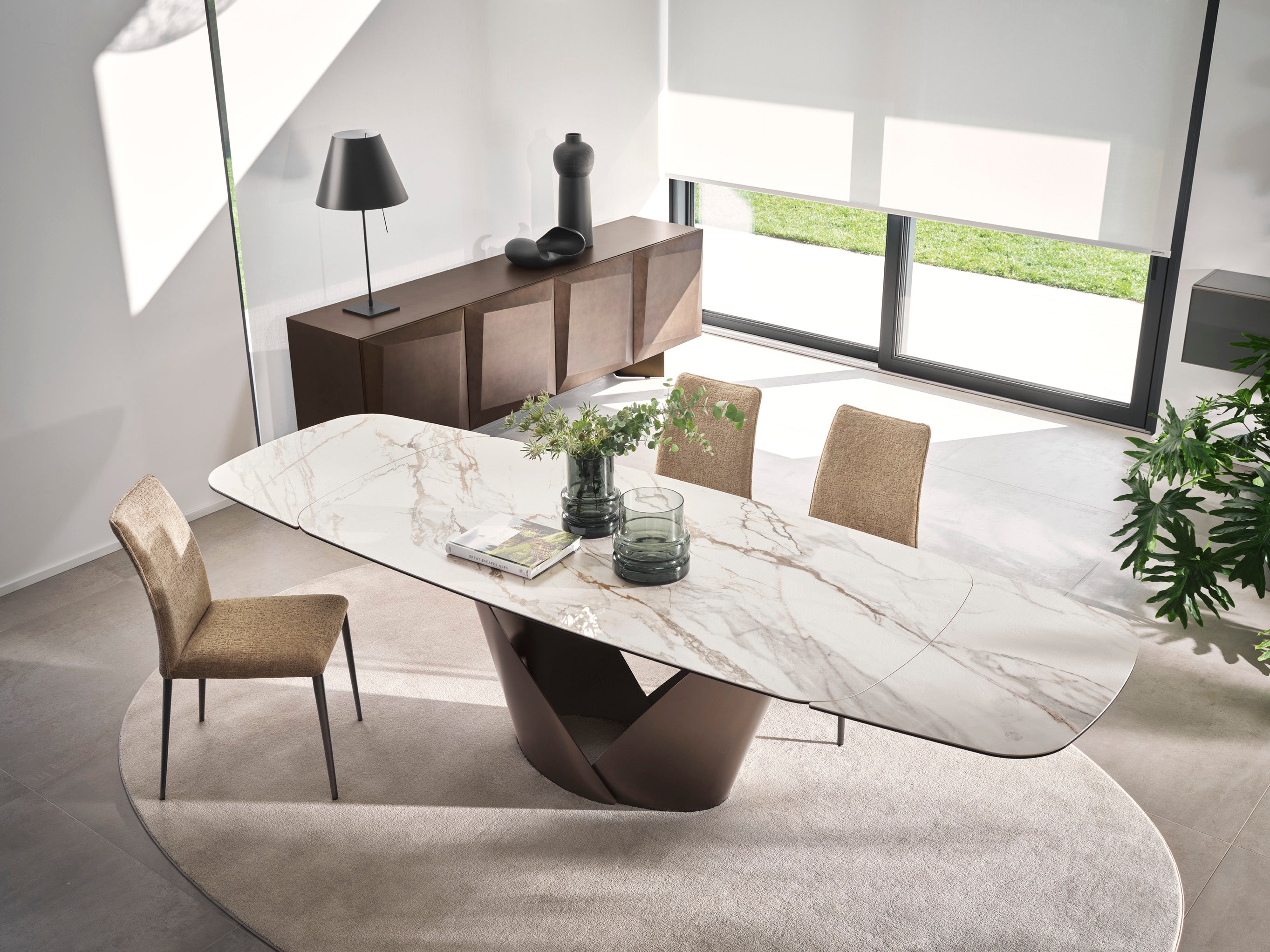 Uitschuifbare tafel CALLA met witte keramische blad en bruine basis